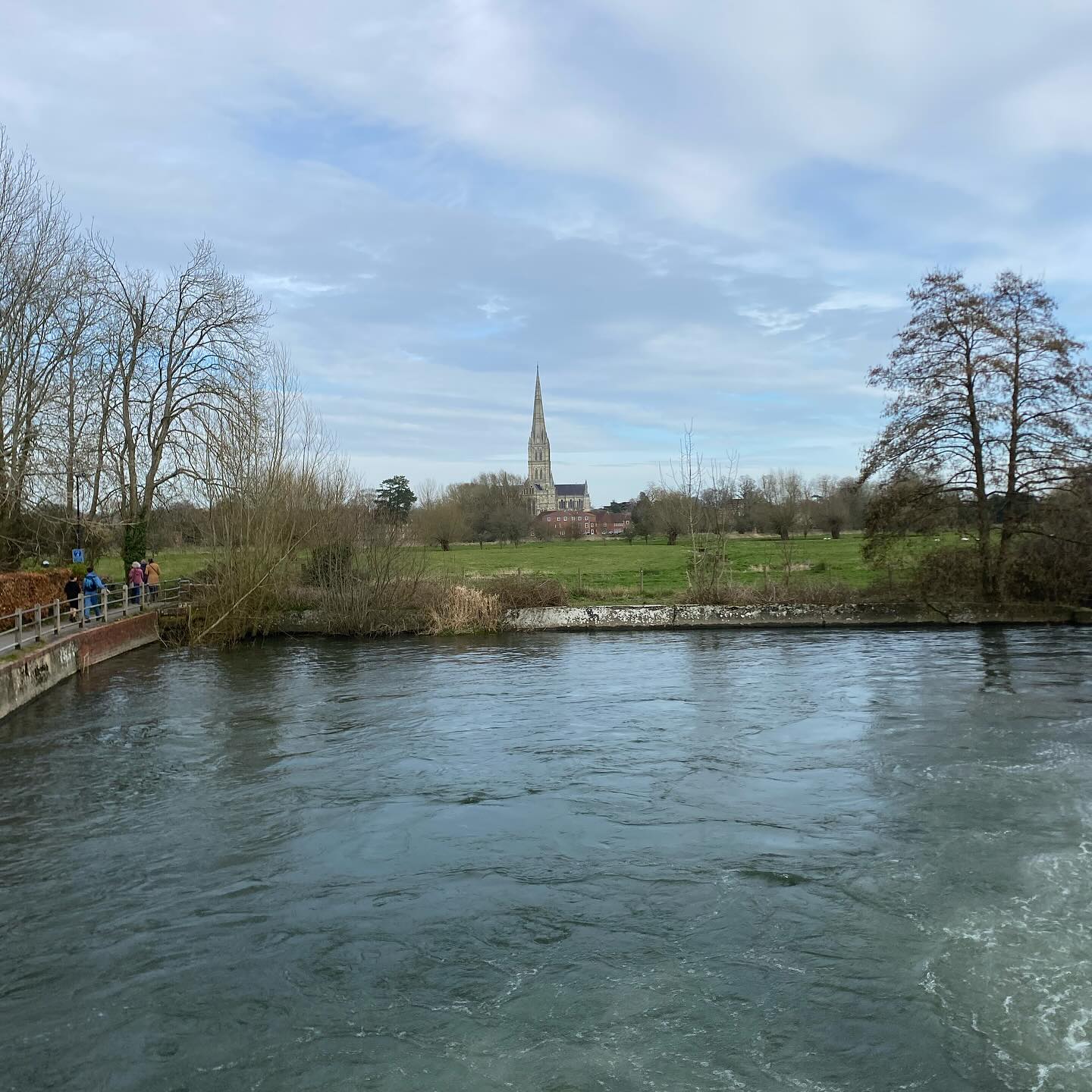 Salisbury Cathedral from across the water meadows is a view that has inspired many an artist over the nearly 8 centuries that it has stood on the edge of the city. There’s a lovely walk through the meadows that shows off the best spots to see the spire from and some information boards that display paintings like this one by John Constable painted in 1825. We started our walk by the Old Mill pub that has been here since the 1500s and had just reopened after a few years of renovation so it seemed like it would have been rude not to have one drink in the garden.
#salisbury #salisburycathedral #painting #artists #views #watermeadows #history #13thcentury #16thcentury #pub #pubgarden #watermill #oldmill #guide #guiding #bluebadgeguide #tour #tourguide #touristguide #outside #nature