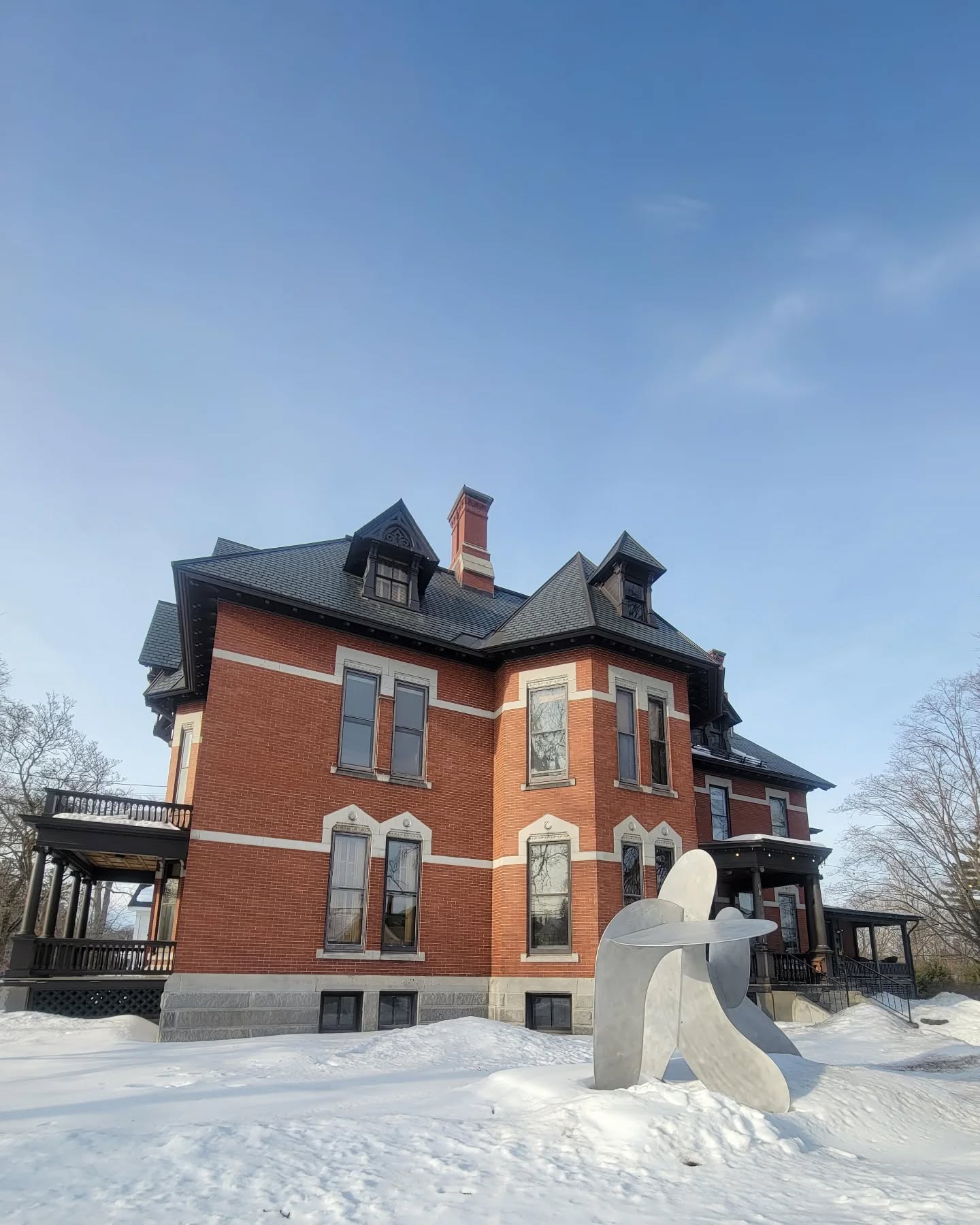 WINTER INSTALLATION VIEW
"Reach"
Approx. 8.9 x 6 x 7.6 ft
DM for Info
Damion Silver @damionsilver has been featured with PILLAR in other exhibitions such as "Constructs" with his indoor sculptures and prints, showcasing the artist's diverse and captivating range of work including this installation.
You can see currently at Kimball Jenkins @kimballjenkins 266 N. Main St. Concord, NH 03301 from the Sculpture Garden Exhibition at the Sound & Color Festival
Have you signed up for our newsletter?
Click the link in bio to be the first eyes on photos like this and what PILLAR is up to!
______
#artnewsletter #artnews #artwriting #artscene #artinstallation #sculptureinstallation⁸