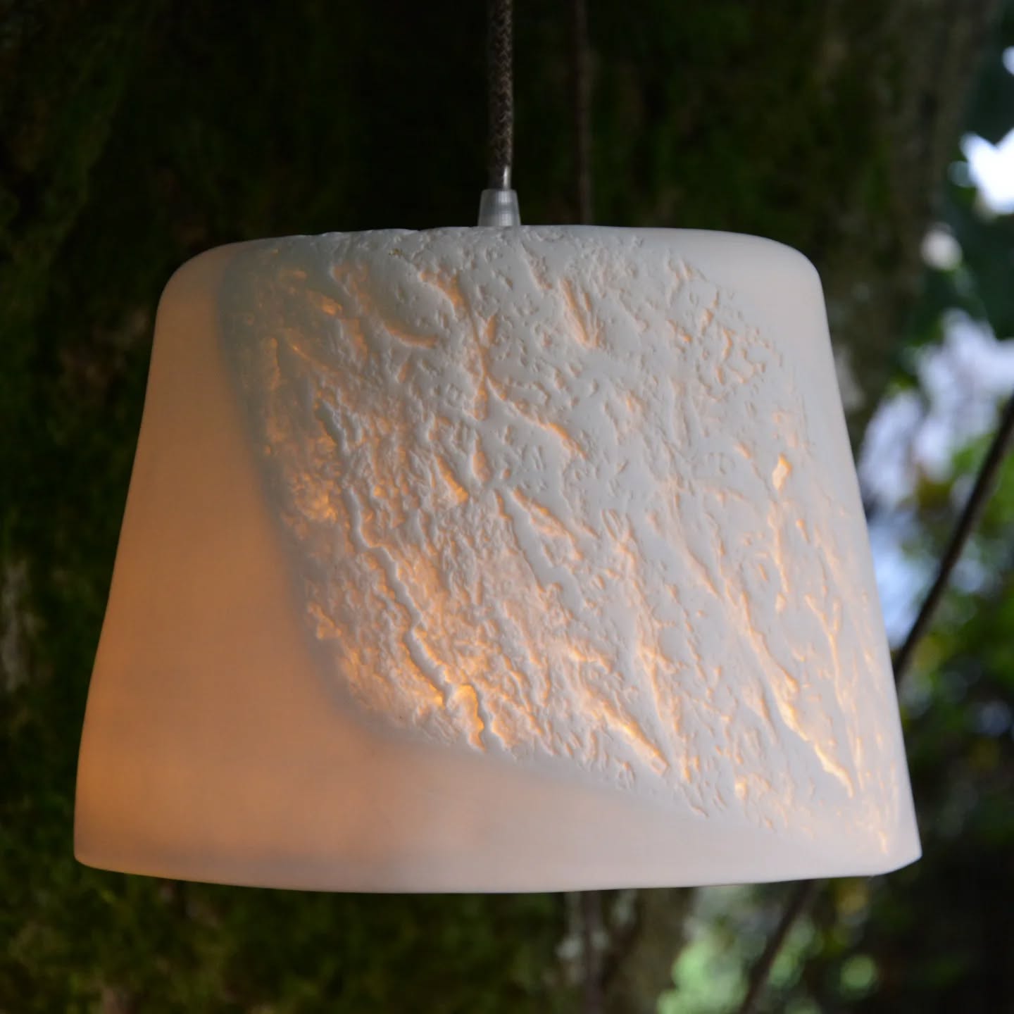 Suspension ÉCORCE
Retour sur le shooting dans le jardin à l'automne dernier.
Cette année, je développe une collection luminaire avec 3 formats.
Je vous montre ça très bientôt !
#luminaire #suspension #lumière #porcelaine #transparence #relief #empreinte #écorce #arbre #levivant #porcelainesensible #objetunique #pieceunique