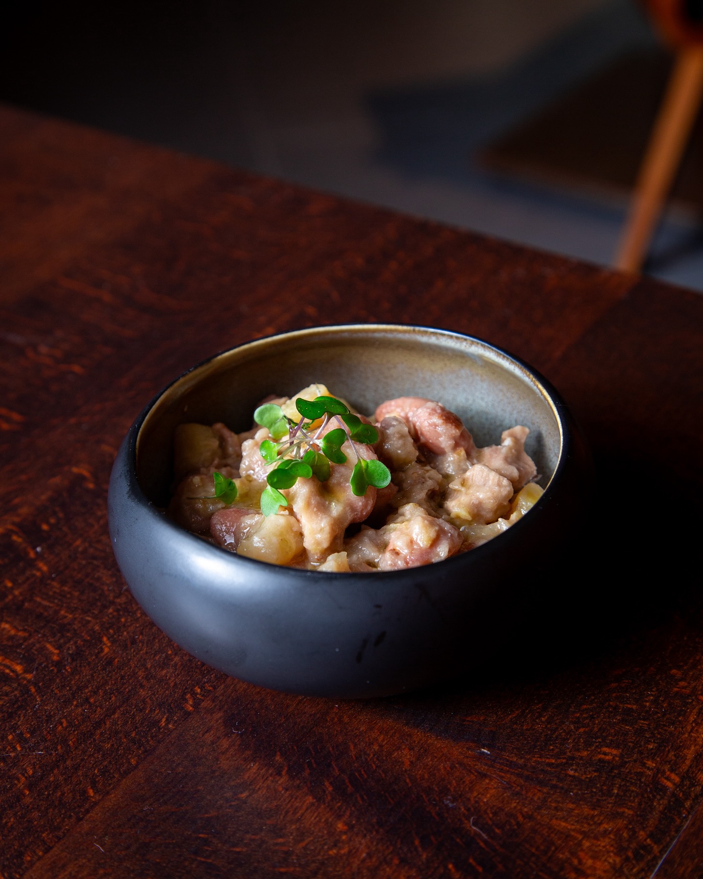 Quanto è emozionante quando un piatto racconta la storia personale di chi lo ha preparato?
Tra gli assaggi che raccontano le radici di Chef @andrea.carle, ce n’è uno che sa di inverni montani, stufe a legna (i famosi putagè) e lunghe attese…
Si tratta dell’Ula al forno, una minestra molto sostanziosa, tipica delle valli occitane. Prende il suo nome dal recipiente di terracotta in cui si cucina e si ottiene con una lunga cottura di fagioli, carne e verdure. Si narra che per testare la consistenza di questo piatto si usasse un cucchiaio: la zuppa aveva raggiunto la giusta densità solo quando il cucchiaio restava in piedi al centro della pentola, senza cadere.
Vi aspettiamo per farvi assaggiare la versione di Chef dell’Ula al forno, prima che l’ultima neve si sciolga dalle cime.
Ci trovate dal martedì al sabato: per aperitivo, cena o dopocena!
#piccoliassaggi #grandiingredienti #cucinacreativa #nuovaapertura #nuovaaperturatorino #ristorantetorino #enotecatorino #bistrottorino #NoLo #rabarè