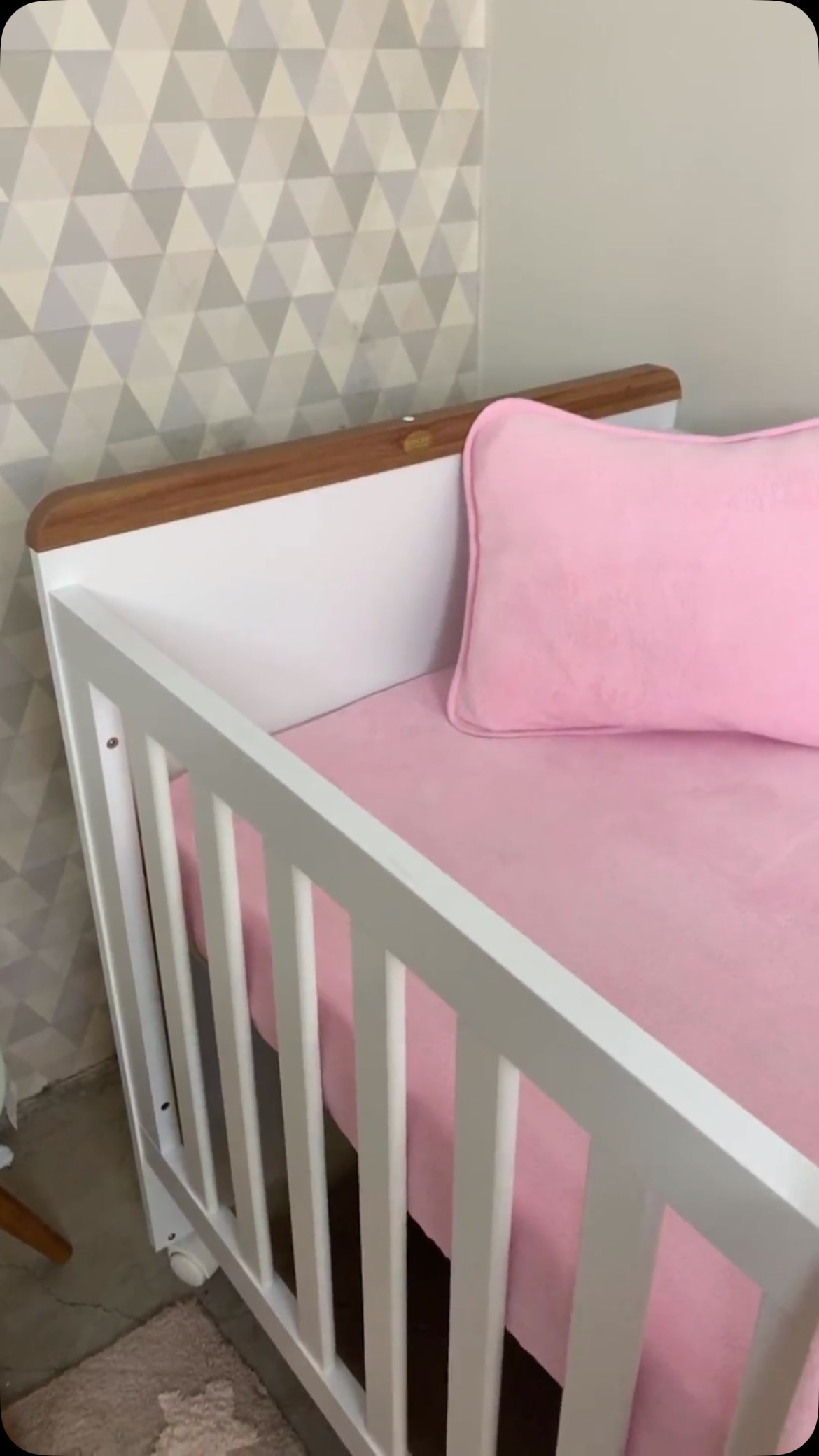 Jogo de lençol em soft para berço 🧸
Feito com um soft fofinho, o jogo contém o lençol de baixo e a fronha. Garanta já noites de sono bem quentinhas para seu bebê! #enxovalberço #enxovalbebê #lençolberço