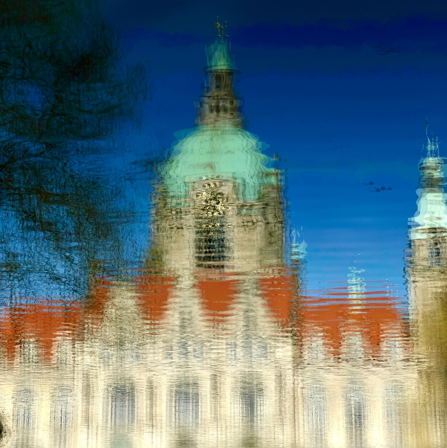 DAS RATHAUS IN BEWEGUNG #experimentellefotografie #multiexposure #nophotoshop #mehrfachbelichtung #visualart #fineartphotography #wallart #wandbilder #abstractart #inmotion #experimentalphotography #art #motion #artoninstagram #fineart #ilovehannover #hannoverliebt #timmgrastorf #picoftheday #artography #hannovercity #hannover #rathaus #bigcitylights #streetphotography #neuesrathaus #architektur #drivebyshooting