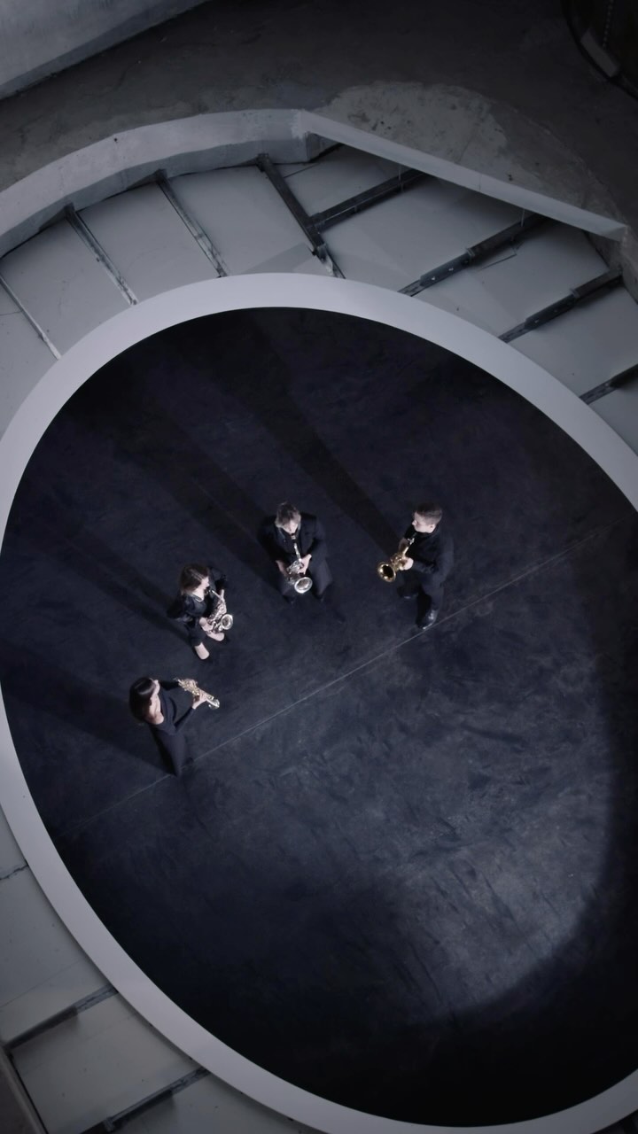 Le premier était plus bleu que le ciel,
Le second était couleur de neige,
Le troisième rouge vermeil.
The first was bluer than the sky
The second was the color of snow
The third was red as vermillion.