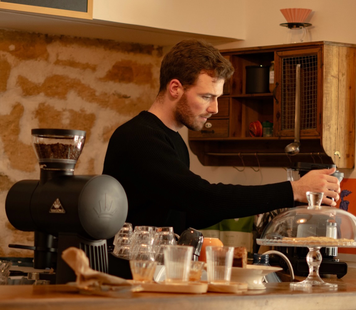 Une envie de café ?
Nous vous accueillons du vendredi au lundi de 9h à 17h dans un espace chaleureux plein de bonnes odeurs, le temps d’une pause ou pour travailler.