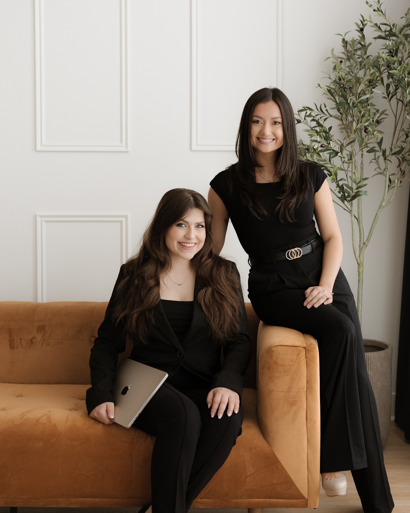 This International Women’s Day, we’re so very thrilled to introduce to you all O&L Marketing!
We’re Olivia and Lian, best friends and creative partners, bringing you a full-service social media marketing agency designed to elevate your brand.
With over 10 years of combined experience, our passion is storytelling, and our mission is to showcase your brand in the most authentic and engaging way possible.
We can’t wait to connect with you! 💛
Visit our website at the link in bio to book a discovery call with us and explore your options. 🩷
📸 @sarakendall__
💄 @muabygabriela
–
En cette Journée internationale des droits des femmes, nous sommes ravies de vous présenter O&L Marketing!
Nous sommes Olivia et Lian, meilleures amies et partenaires créatives, et nous avons uni nos forces pour vous offrir une agence de marketing sur les réseaux sociaux clé en main, conçue pour faire rayonner votre marque.
Avec plus de 10 ans d’expérience combinée, nous sommes passionnées par l’art du storytelling et déterminées à mettre en valeur votre marque de la manière la plus authentique et engageante possible.
On a hâte de vous rencontrer! 💛
Visitez notre site web (lien en bio) pour réserver un appel découverte et voir comment on peut vous aider.
*
*
#internationalwomensday #womeninbusiness #socialmediamarketing #montrealmarketing #marketingspecialist #marketingagency #womenownedbusiness #montrealentrepeneurs #bestfriends #iwd2025 #iwd #hudson #montreal #mtlmoments #vaudreuil #vaudreuilsurlelac #iwd #iwd2025