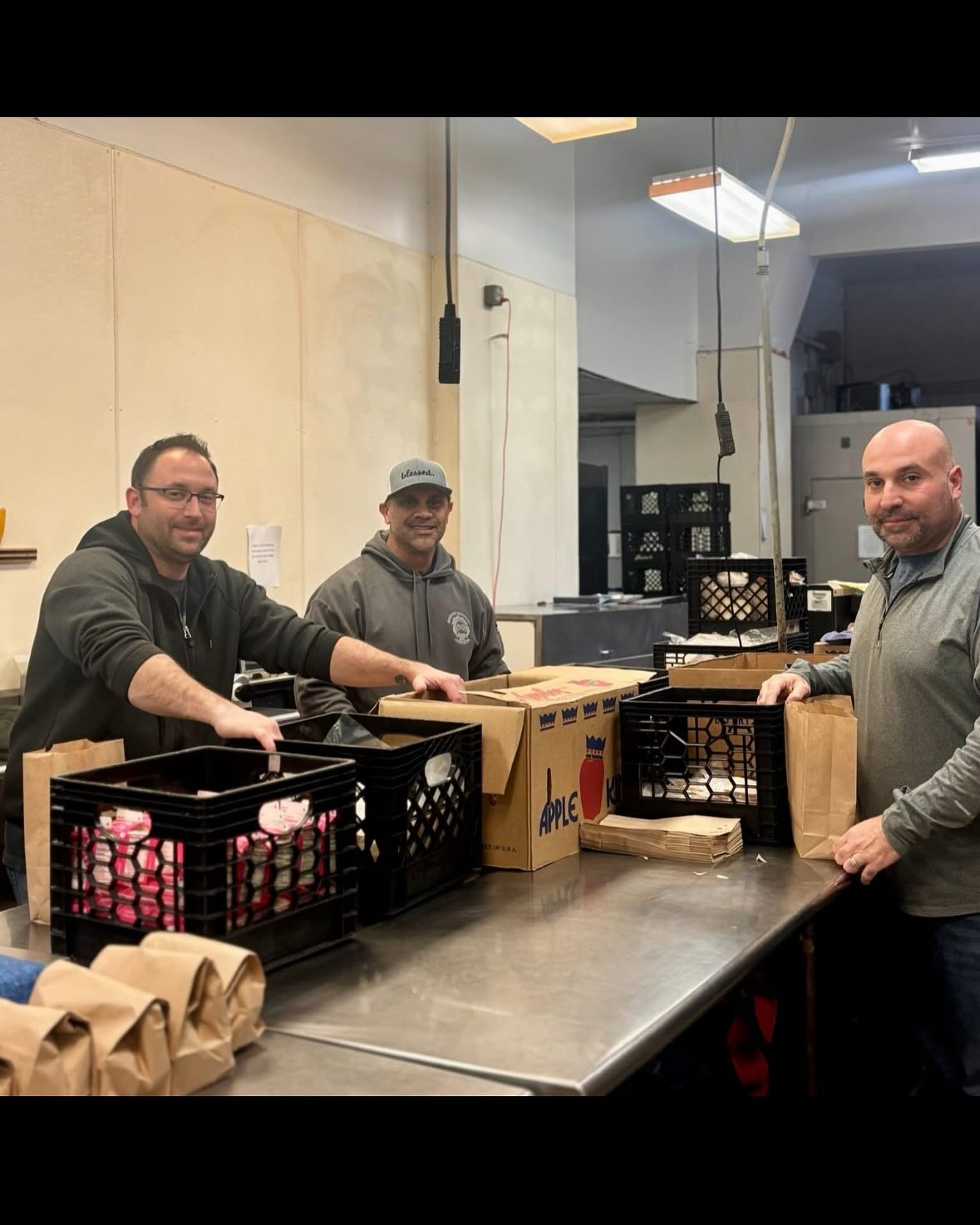 Detectives from the Port Authority Detectives Endowment Association volunteered at Interfaith Neighbors packing meals for those in need. @interfaith_neighbors