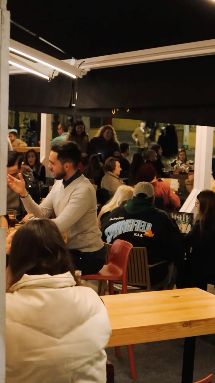 Empiezas con una copa, sigues con otra y cuando te das cuenta ya estás con el de al lao’ arreglando el mundo
¿Viernes de Lobby? Te esperamos 🥸🥸🥸
📍 Plaza de la Iglesia, La Línea
📲 856 159 168
#copas #lalinea #merienda #cafeteria #campodegibraltar