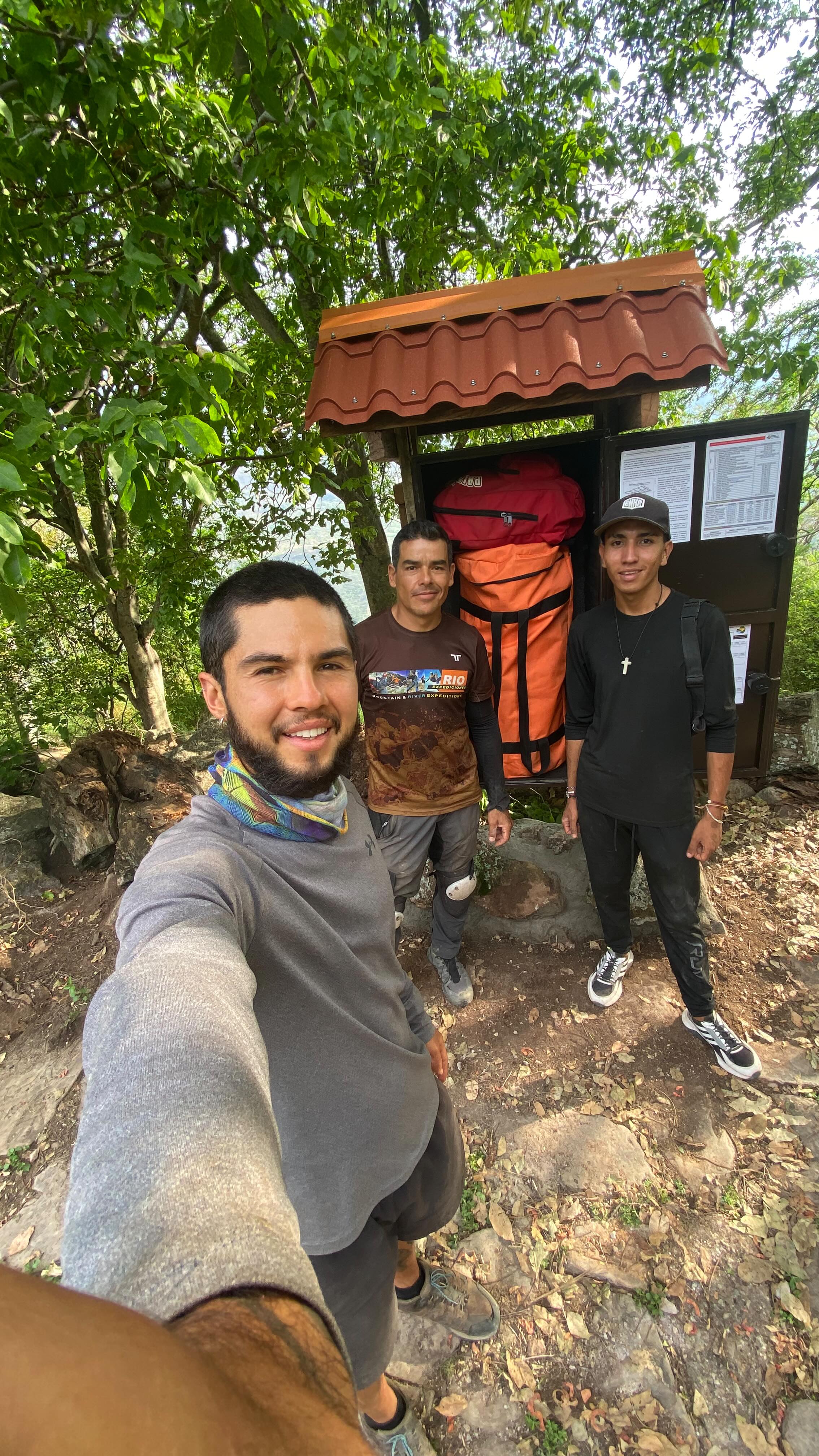 Ayer estuvimos instalando el gabinete de emergencias en la casa El Dato. En la mitad del camino que conecta Los Santos con Jordan♻️. Para lo que hacen o han hecho el camino saben que este punto es para muchos el punto crucial para tomar un descanso y seguir subiendo el camino que siempre -sin importar cuantas veces lo hayas hecho- se hace duro. Mucha gracias a pipe de @cultura_guane y a Cris de @rioexpedicionescolombia