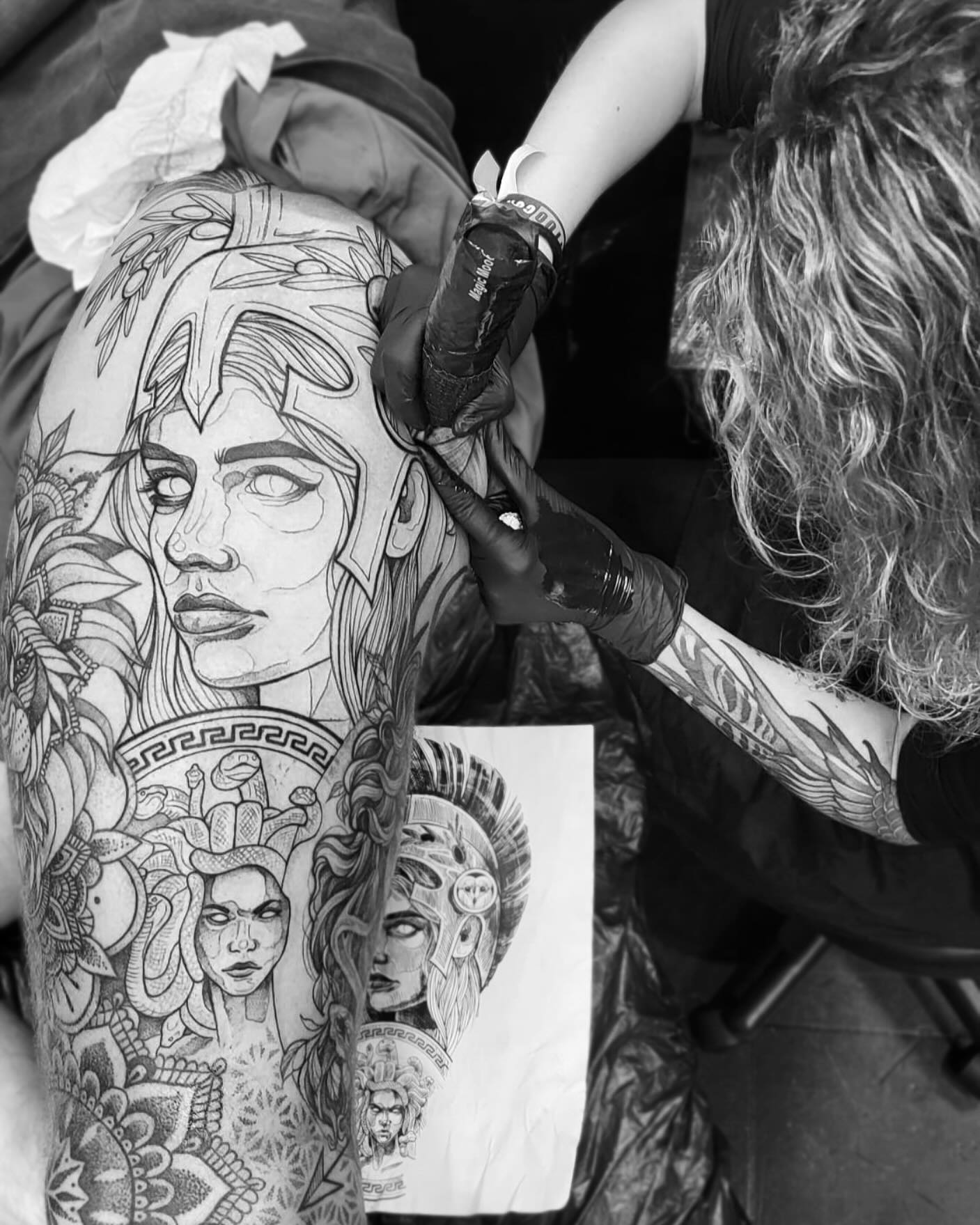 Ein gutes Tattoo beginnt mit einer Idee und dann erst mit dem präzisen Nadelstich. Im Mittelpunkt unserer Ausbildung Tattoo Design stehen daher Zeichentechniken, Kompositionslehre und die Entwicklung individueller Motive. Anatomie, Stilrichtungen und die Wirkung von Linien auf der Haut sind ebenso Teil des Unterrichts wie der sichere Umgang mit Farben und Schattierungen. Die Ausbildung richtet sich an alle, die die Welt des Tattoo Designs nicht nur beobachten, sondern auch selbst mitgestalten wollen. #ibkk #tattoodesign #tattoo