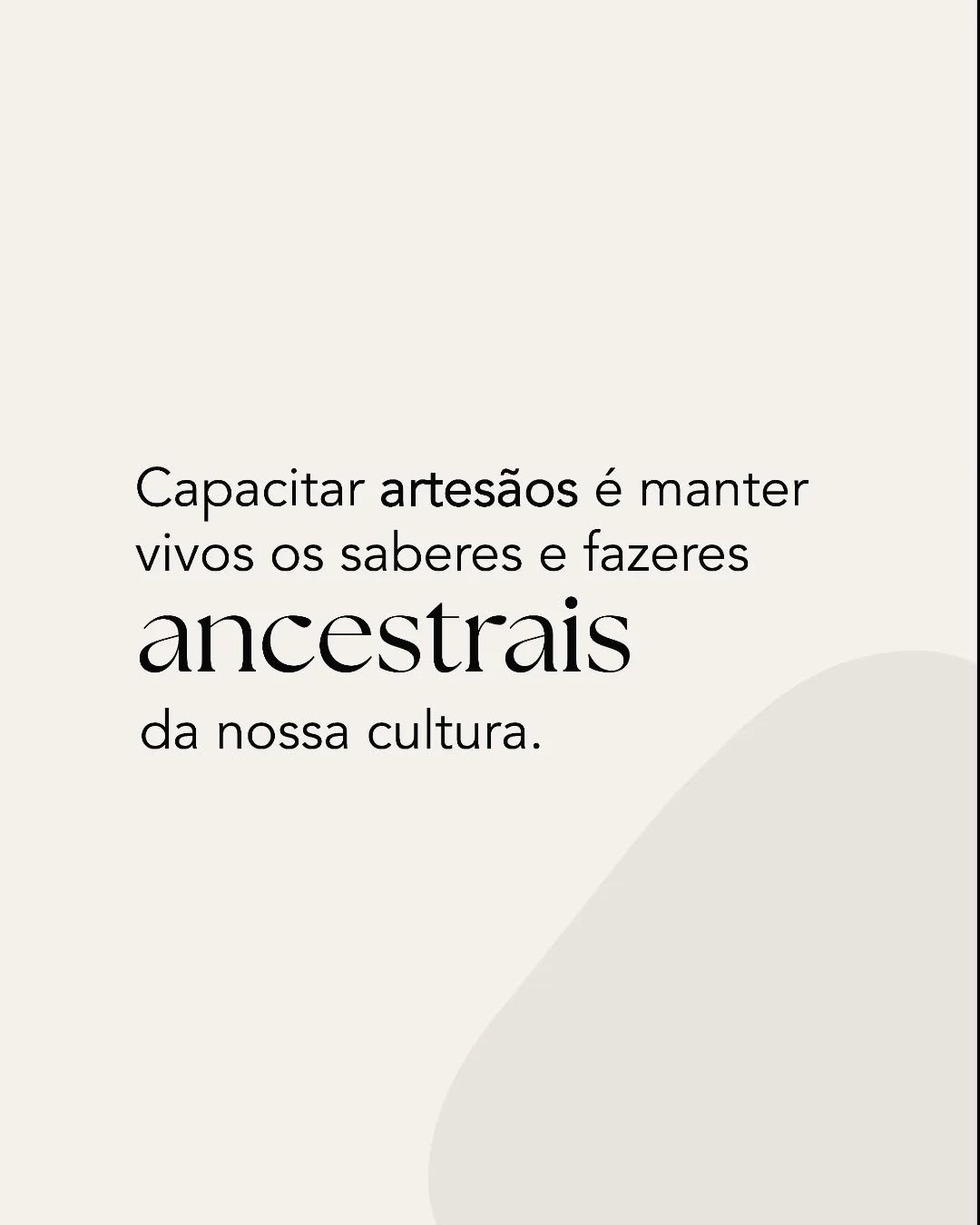 Capacitar artesãos é preservar e transmitir os saberes e fazeres que são a alma da nossa cultura ancestral. Cada peça produzida carrega história, tradição e o talento que atravessa gerações, mantendo viva a riqueza da nossa identidade. 🤍