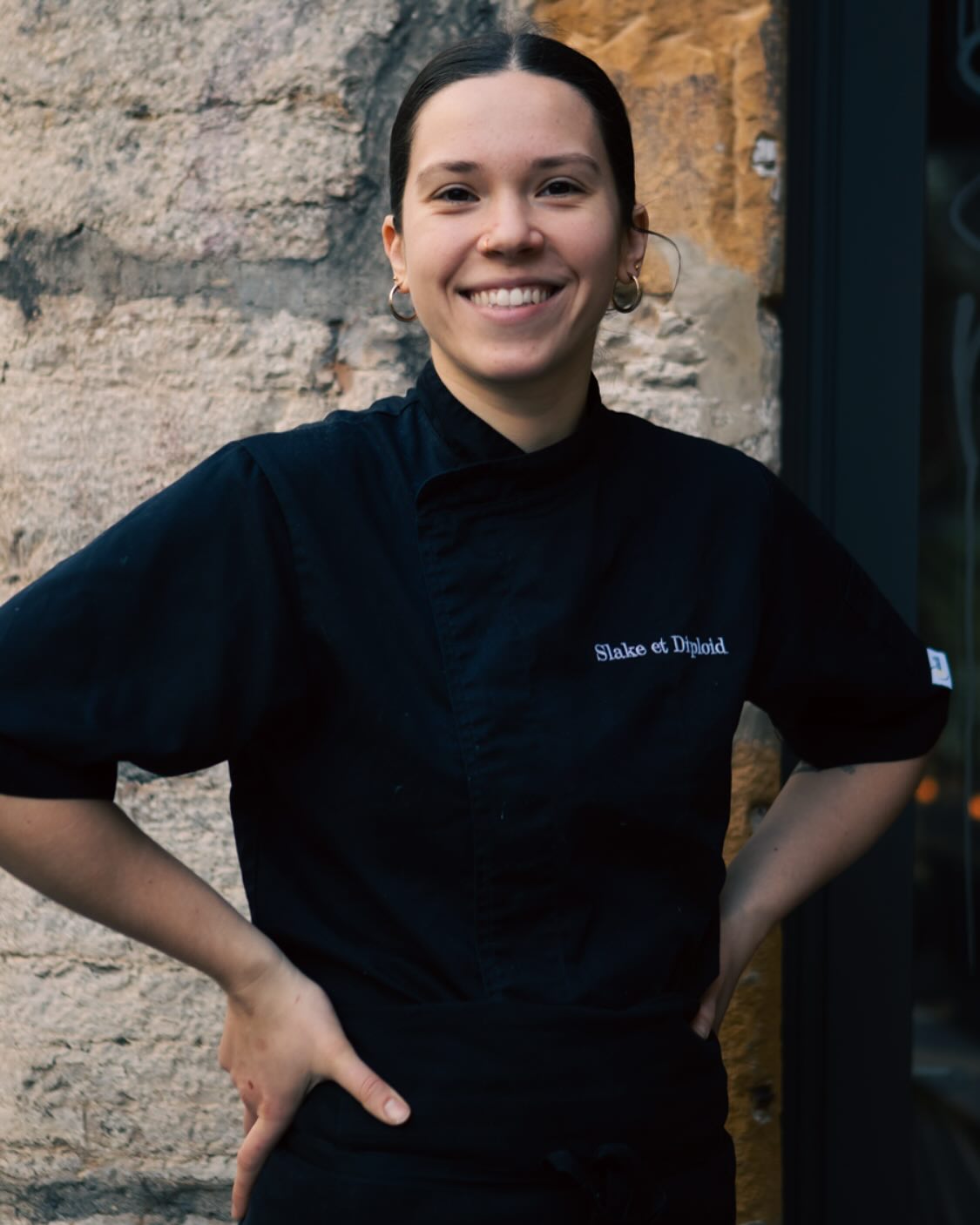 PORTRAIT #3•
Arielle - notre cuisinière from Canada 🍁
Discrète ? Pas vraiment … son accent québécois nous met en joie tous les jours, son humour et ses blagues régalent toute l’équipe ! Joyeuse et espiègle elle concocte avec l’équipe tous les plats à la carte.
Pour nous c’est une dose de bonne humeur, toujours partante pour aider l’équipe ☀️
📸 @maumaudrt
#diploid #lyon #lyonfood #breakfast #latteart #specialtycoffee #specialitytea #staff #coffeebar #foodbar