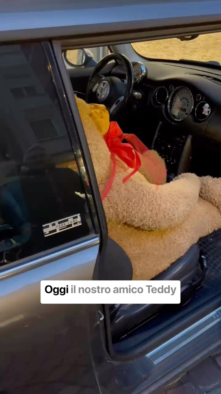 Il nostro contest e’ giunto al termine, oggi il nostro amico peloso Teddy ha raggiunto la sua nuova casa, Gabriele e’ passato a ritirare il suo premio 🐻
.
.
Ringraziamo tutti voi per aver partecipato all’iniziativa e come anticipato al momento dell’estrazione, abbiamo omaggiato a tutti i partecipanti un piccolo premio di consolazione! Controllate whatsapp!!!
.
.
#capsulerovereto #piccoleemozioniquotidiane #contest#teddy#vincitore#premio