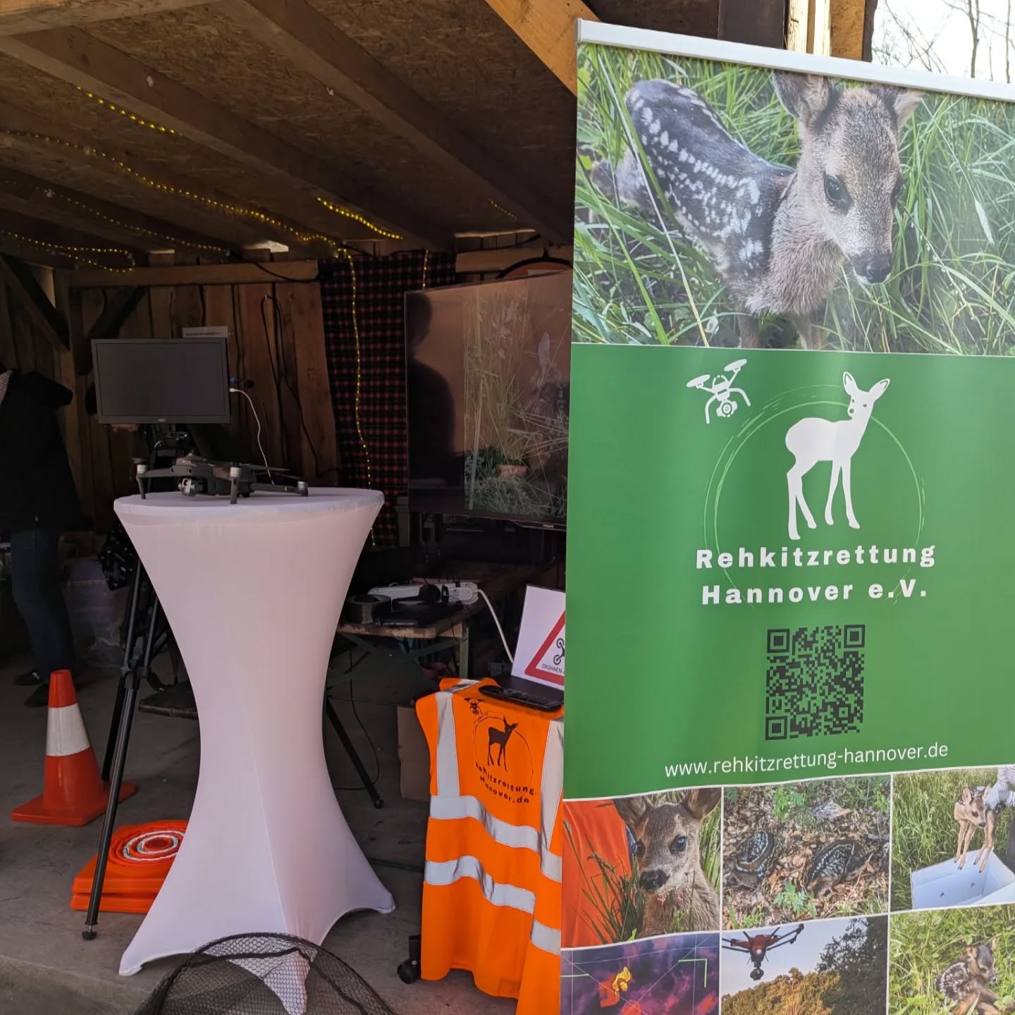 Unser Infostand auf dem Flohmarkt zugunsten des Tierschutzes heute in Hannover Linden. Mit tollem Blick über Hannover auf dem Lindener Berg. Heute und morgen stehen wir hier Rede und Antwort. Leckeren Kuchen und Kaffee gibt es auch.
#rehkitzrettung #rehkitz #rehkitzrettunghannover #tierschutz #regionhannover #hannover