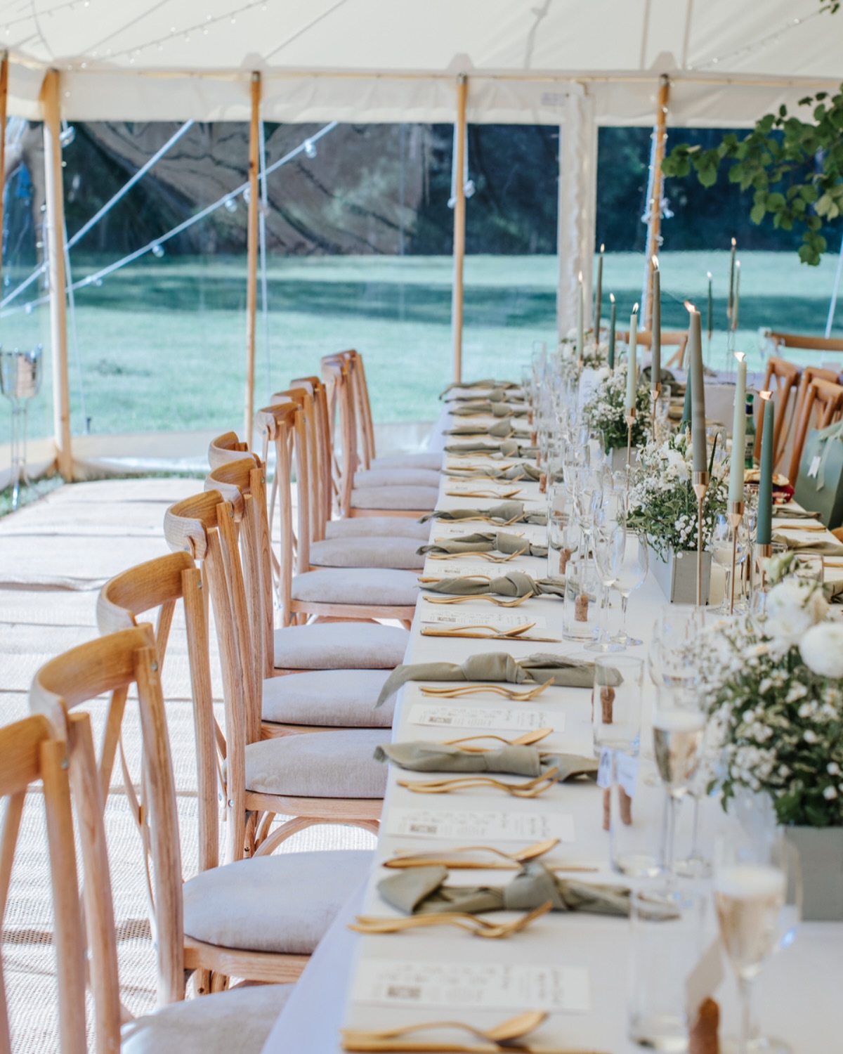 If tablescapes are your thing too, let’s talk. 🤝
Photographer: @kja.photography2
Videographer: @foxfilmsvideography
Rentals: @chippingnortoneventhire
Marquee: @fourshiresmarquees
The best: @mollymaud
.
.
.
.
#oxfordshirewedding #weddingcoordinator #onthedaycoordination #oxfordweddingplanner #oxfordwedding #marqueewedding #weddinginthegarden #whiteandgreenwedding