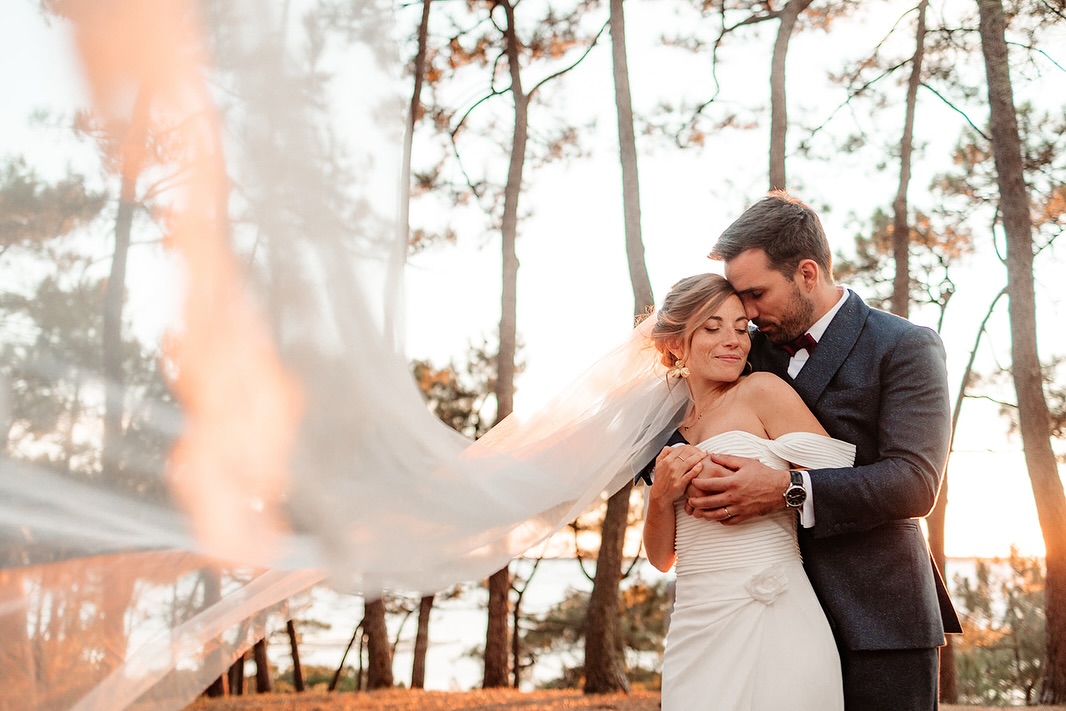 Quand la lumière est aussi belle et chaleureuse que ces deux amoureux!
.
.
.
#arcachon #mariagearcachon #mariagefrance #sinspirersemarier #weddingfrance