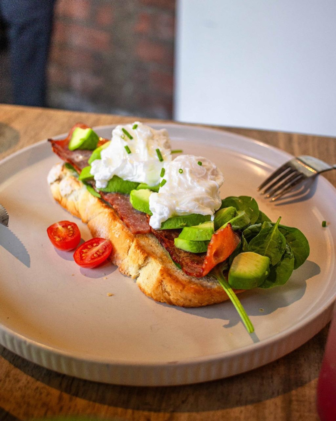 Brunch goals unlocked! 🥑🍳 Crispy bacon, creamy avo, and perfectly poached eggs on toasted sourdough—because mornings should always start this good. ☕✨ #revvedupcafe #thingstodoincapetown #capetowneats