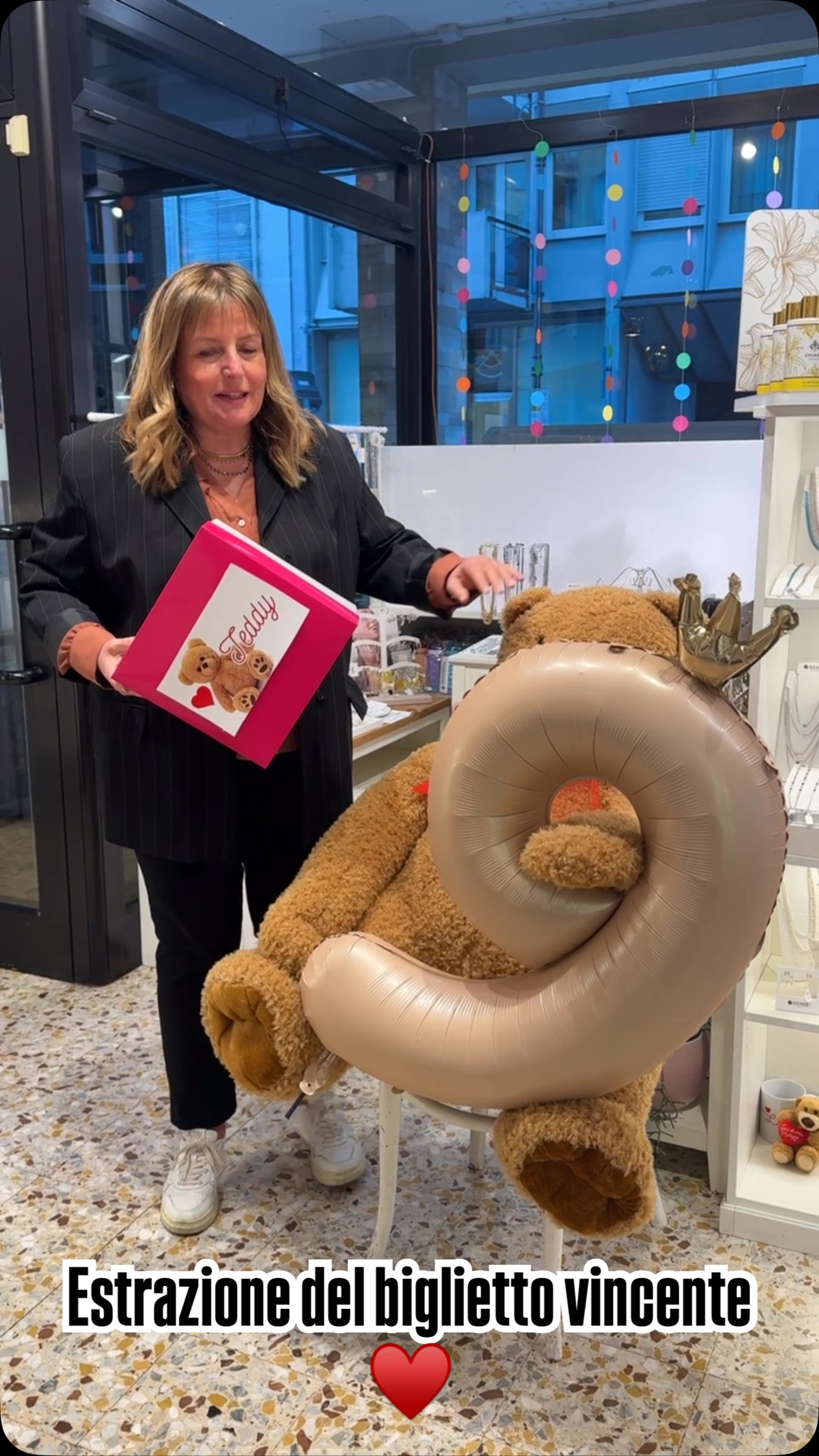 Il nostro Teddy ha trovato casa!
.
.
Curiosi?
.
.
AND THE WINNER IS…….
.
.
GABRIELE
.
.
Un maschietto tra tante donne , siamo molto felici!
.
.
Grazie all’aiuto del piccolo Patrick e’ stato estratto il biglietto n. 614184.
.
.
Grazie di cuore a tutti voi che avete partecipato alla nostra iniziativa acquistando un prodotto con un cuore, non disperate, abbiamo deciso di offrire a tutti i partecipanti un piccolo premio di consolazione che arriverà presto via whatsapp ♥️
.
.
Attendiamo il vincitore per ritirare il premio e a prestissimo per nuove iniziative!
@anna_tezzele
#capsulerovereto #piccoleemozioniquotidiane #teddy#cuore#grazie