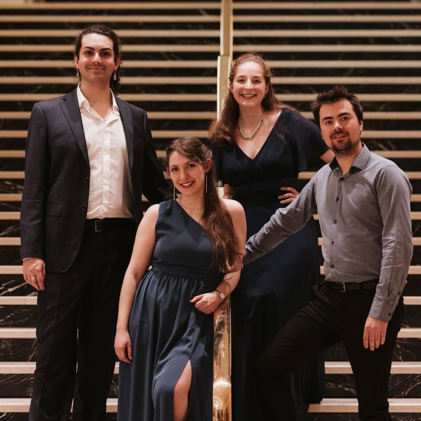 We woke up like that ! 💃🕺 (Ou pas 😅)
C'était le jour du concours @generationclassique juste avant de passer 😬😁
@leslieartamonow à réussi à nous mettre à l'aise et a trouvé ce majestueux escalier où on a posé.
On a hâte de vous présenter notre spectacle qui arrive très bientôt... 😉😊
Crédit photo : @leslieartamonow
#music #musique #chambermusic #photo #les4sens #ensemblevocal #quatuorvocal #posing #spectacle #groupe #joie