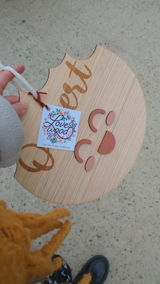 Viens avec nous direction la merveilleuse boutique @dealer2cookies53 🧡
C'était un de mes premiers défis que je me suis lancé quand j'ai eu la machine, lui faire une plaque Ouvert/Fermé qui lui ressemble !
Alors est ce que le défi est réussi ?
N'hésitez pas à pousser la porte de cette boutique/association, en plus des délicieux cookies que vous pouvez déguster, vous trouverez une ambiance chaleureuse et unique 🫶🏻
@sortiralaval @lvlrsr @lavallaville
#cookies #personnalisation #gravure #lestabouretsdandrea #loveandwood #madeinmayenne #madeinlaval