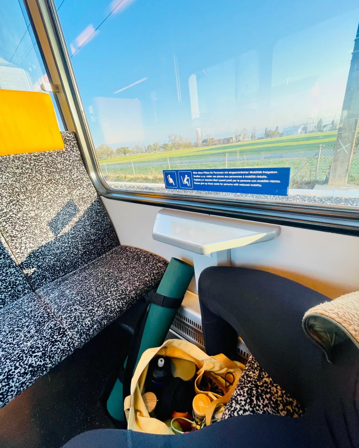 ✨Neues Kapitel, neue Erkenntnisse! ✨
Mit meiner Yoga-Matte und jeder Menge Vorfreude geht’s nach Konstanz zur Yoga-Therapie-Ausbildung. @yoga_medizin_konstanz.
Ich freue mich darauf, tiefer in die heilsame Kraft des Yoga einzutauchen und dieses Wissen bald mit euch zu teilen! Wer hat schon Erfahrung mit Yoga-Therapie?
#YogaJourney #yogaistfüralleda #YogaTherapie#unterwegszuneuenabenteuern #yoga#konstanz#füssen