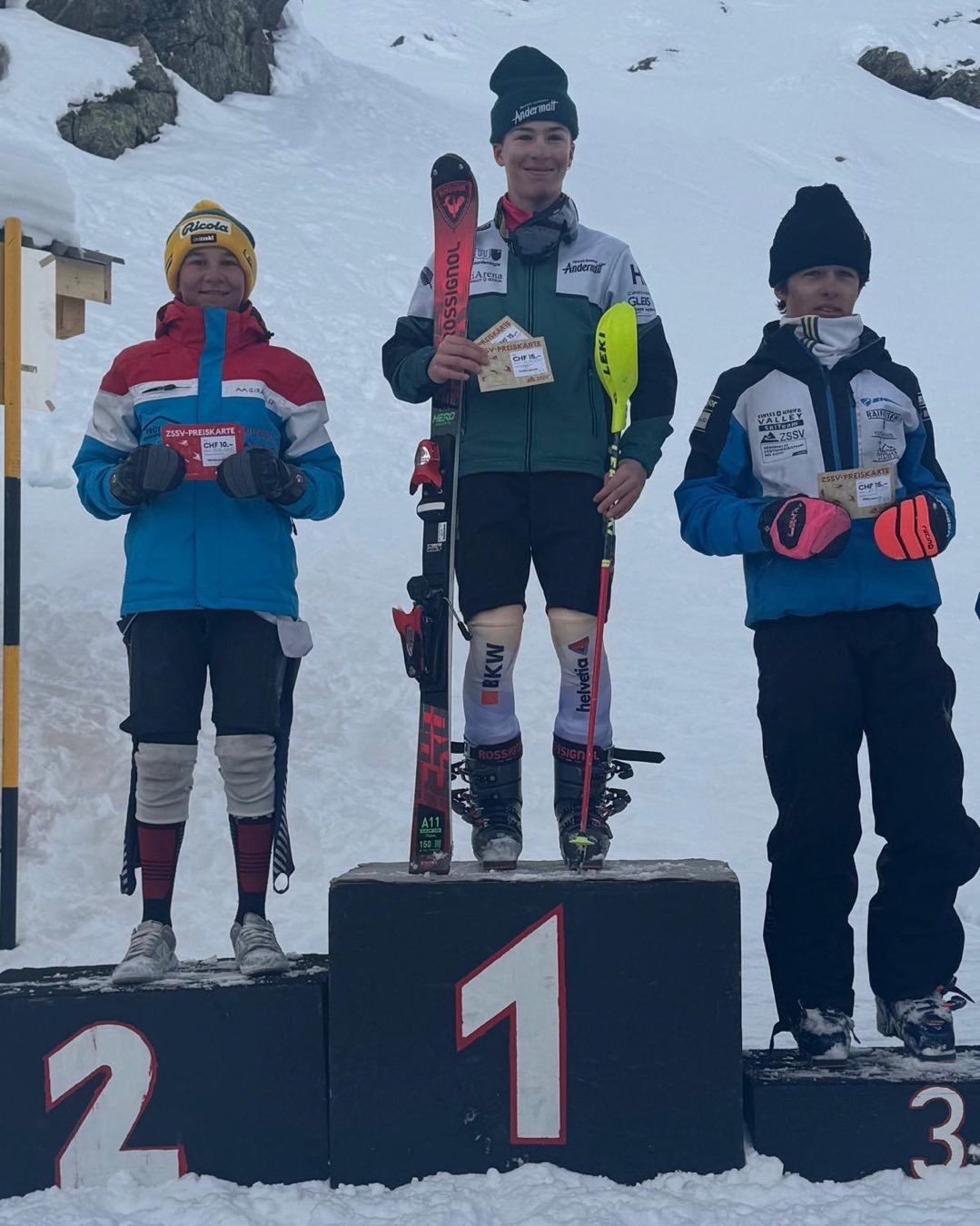 Auch am Sonntag ein Podestplatz! Am Slalom Punkterennen in Andermatt überzeugt Yven in seiner Paradedisziplin und kann den zweiten 🥈💪 Rang erzielen! Finn klassiert sich auf Platz 9 in den Top Ten!
