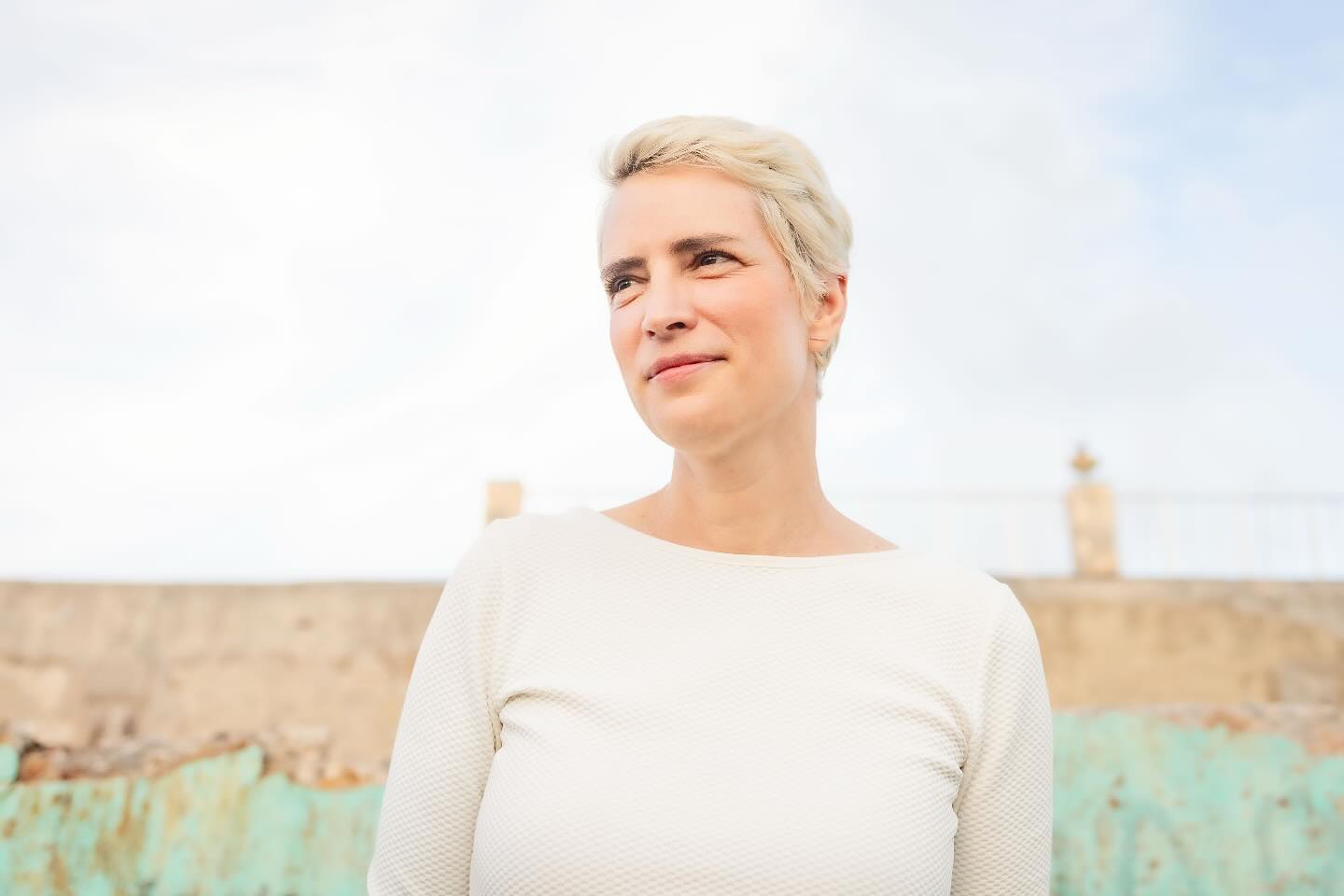 Entre acordes, improvisaciónes, y melodías. Aquí en una pausa de la grabación del disco a dúo con @ramonvallemusic Ese disco saldrá en septiembre!
Foto por @lilientrujilloviton en la Habana, Cuba
#malecón #miramar #cuba