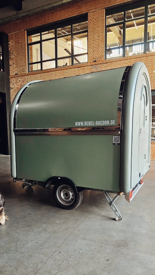 🚀 Neuer Look für unseren Rebel Trailer! 🚀
Heute bekommt unser Foodtrailer eine brandneue Folierung in der angesagten Farbe Pistachio! 🌿✨ Mit hochwertigen Folien verleihen wir ihm einen modernen und frischen Look.
Folgt uns für mehr Einblicke in Foodtruck-Life, kreative Designs und professionelle Vermietung! 🎨🚚
📸 Wie gefällt euch die neue Farbe? Schreibt es in die Kommentare! 👇
#Foodtrailer #Foodtruck #Folierung #TrailerDesign #Beklebung #Werbetechnik #PistachioGreen #RebelTrailer #Wrapping #FoodtruckFolierung #DesignLovers #Trendfarbe #ModernLook #siviwonder