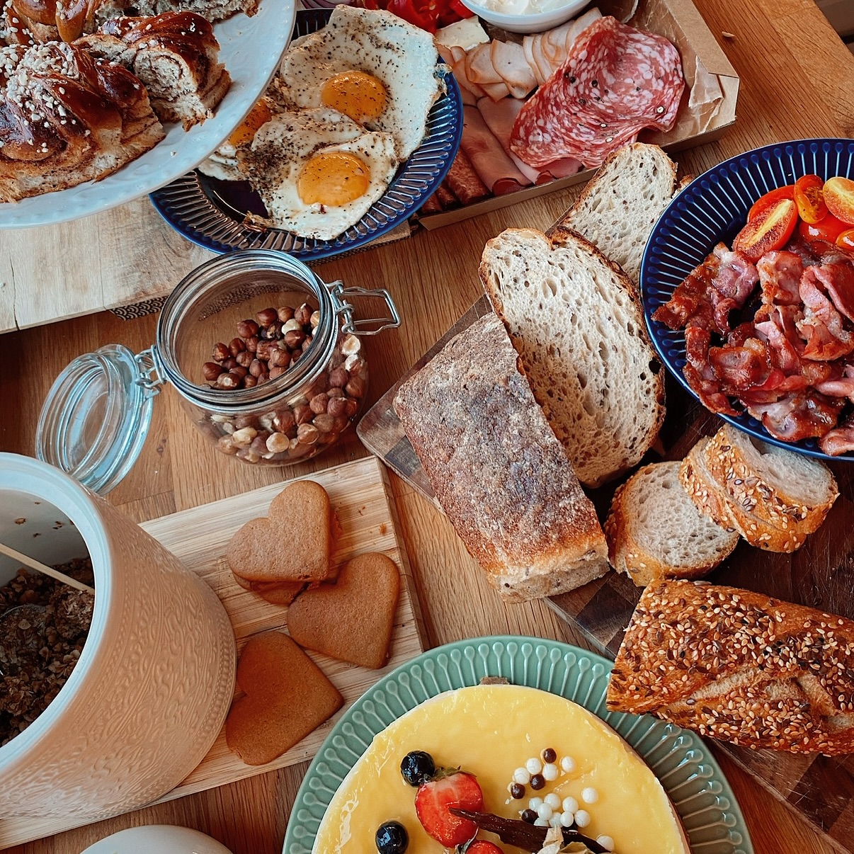 Vad tycker ni om att börja dagen med en färdigupplagd frukost på jobbet? Vi fixar det gärna åt er! 😊🥐
#frukostpåjobbet #frukostleverans #morrisandbens #företagscatering #göteborg #frukost #frukostbuffe #beställfrukost