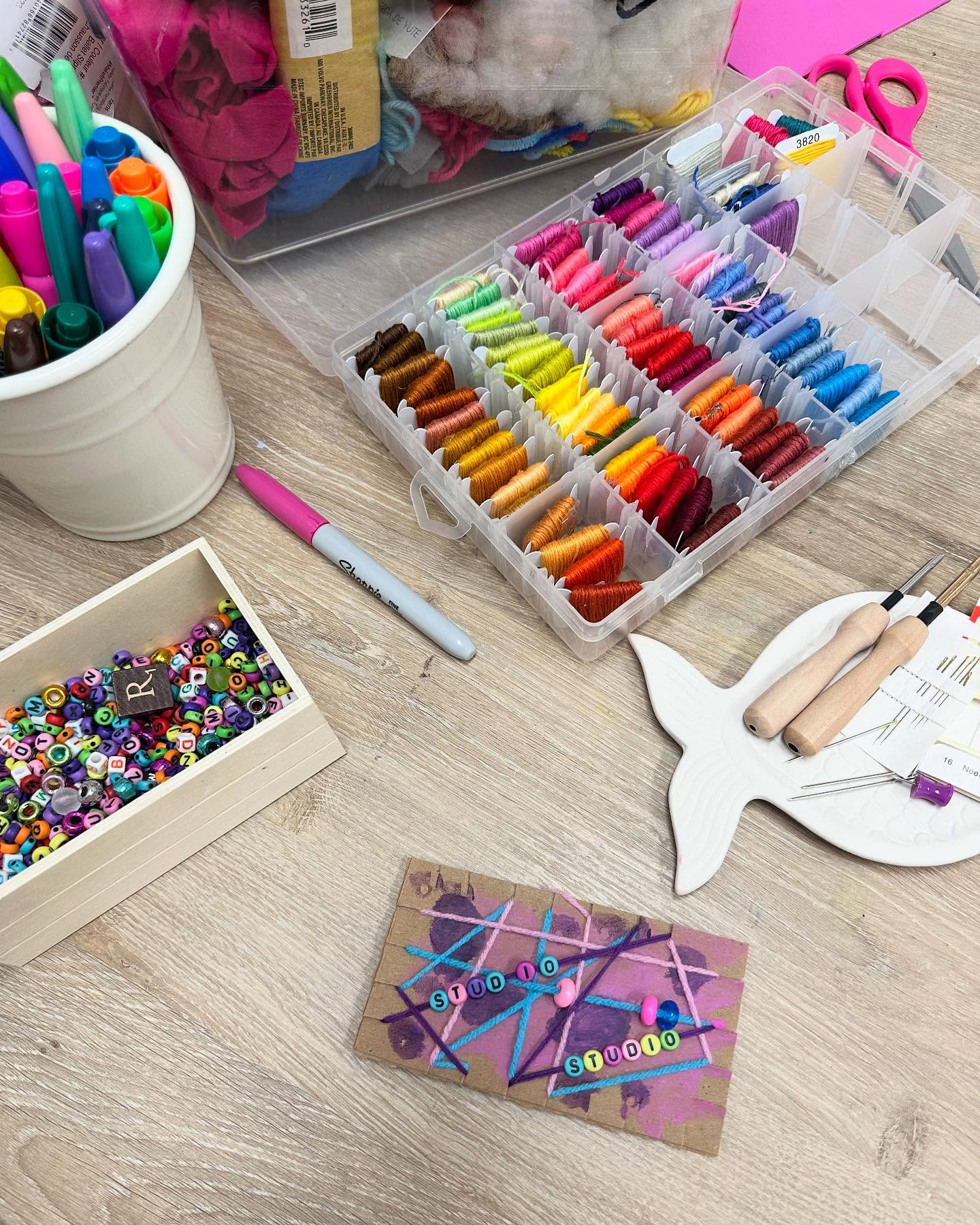 🧠🎨🪡🧵 Sewing, weaving and fabric arts in the art therapy space can be useful tools for individuals navigating ADHD as they promote prolonged focus, sensory regulation, and quiet the mind. The rhythmic, repetitive motions help calm the nervous system, and offer a pathway into flow state. Engaging in activities that support emotional regulation not only provides immediate relief but also strengthens the brain’s ability to self-soothe over time, building resilience and improving overall well-being 💞🧠
#adhd #arttherapy #neuroaffirmingcarepractices #therapeuticart #creativearttherapy #ymmtherapy