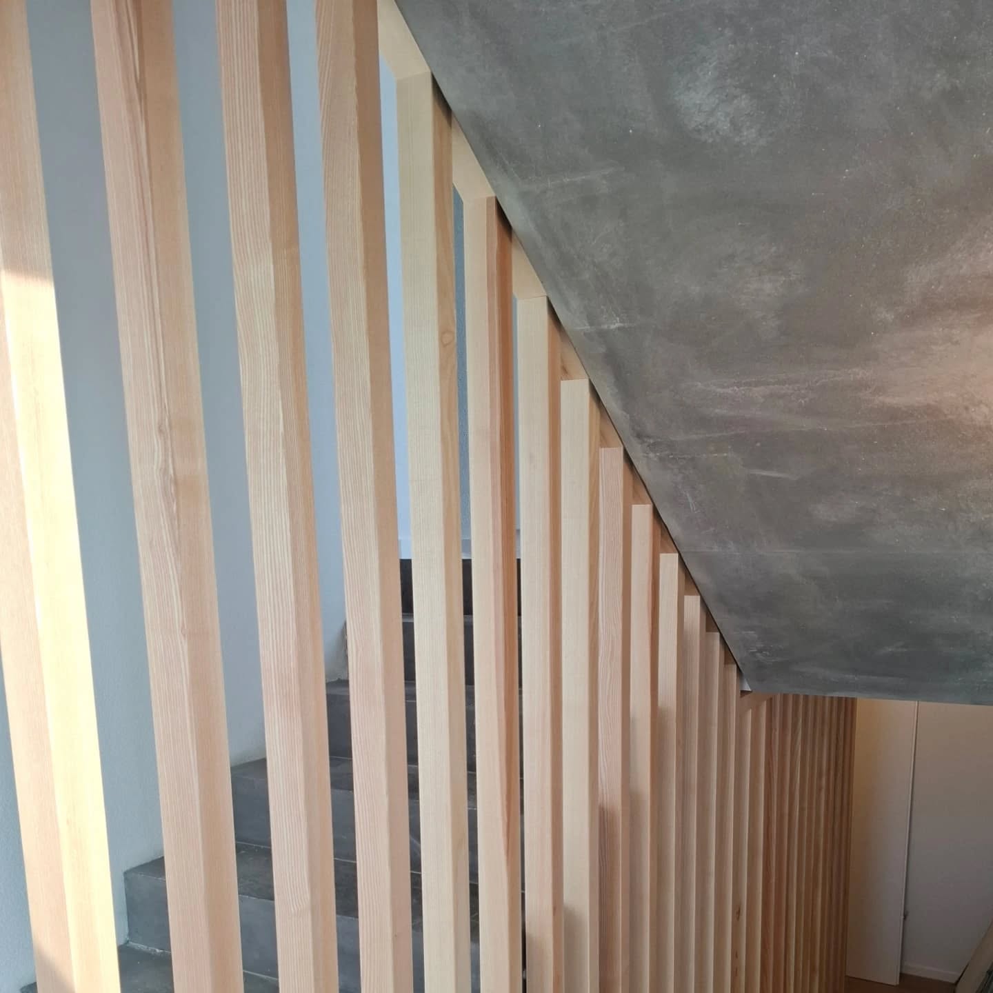 Claustras d'escaliers
Challenge relevé ! ️ Nous avons réalisé la pose de claustras sur mesure dans six villas mitoyennes:
📐 Relevé précis des escaliers en béton sur 6 demi-niveaux grâce à la technologie de scanner 3D.
💻 Conception 3D détaillée avec le logiciel Sema pour une adaptation parfaite. ️
🪚 Fabrication et traitement soigné en atelier pour une qualité irréprochable.
🏘️ Pose des éléments, alliant esthétique et fonctionnalité.
Le résultat ? Un mariage harmonieux entre la chaleur du frêne verni incolore et la modernité du béton ✨. Une intégration parfaite dans ces villas contemporaines !
#claustra #designinterieur #architecture #surmesure #amenagementinterieur #bois #beton #scanner3d #travaildubois #escalier