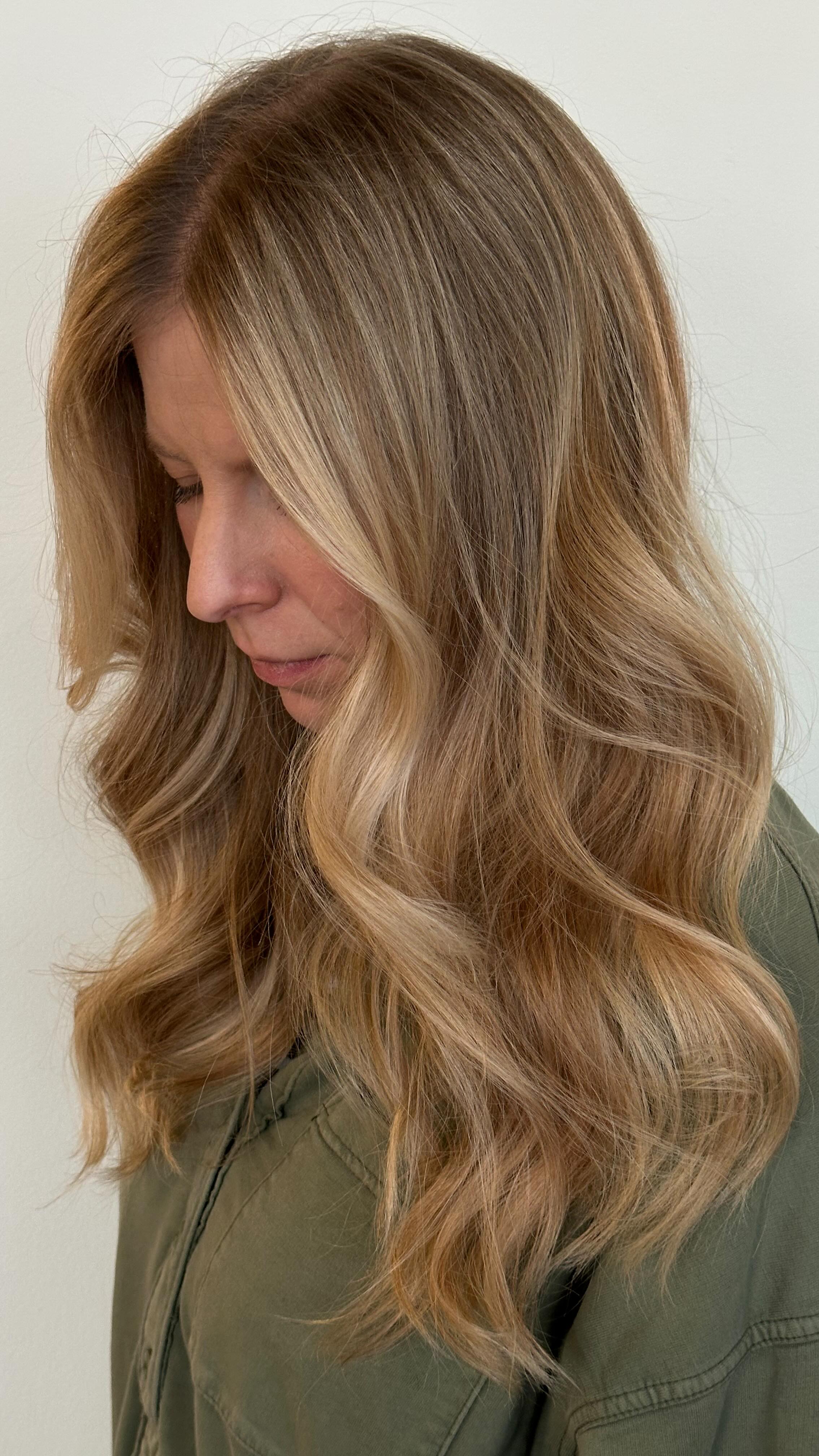 Feeling fresh and ready for sunny days with this warm weather balayage and a new haircut! ✨☀️
Cut + color by Molly B.
#HairGoals #BalayageVibes #SummerHair #NewHairWhoDis #FreshCut #SunKissedLocks #HairTransformation