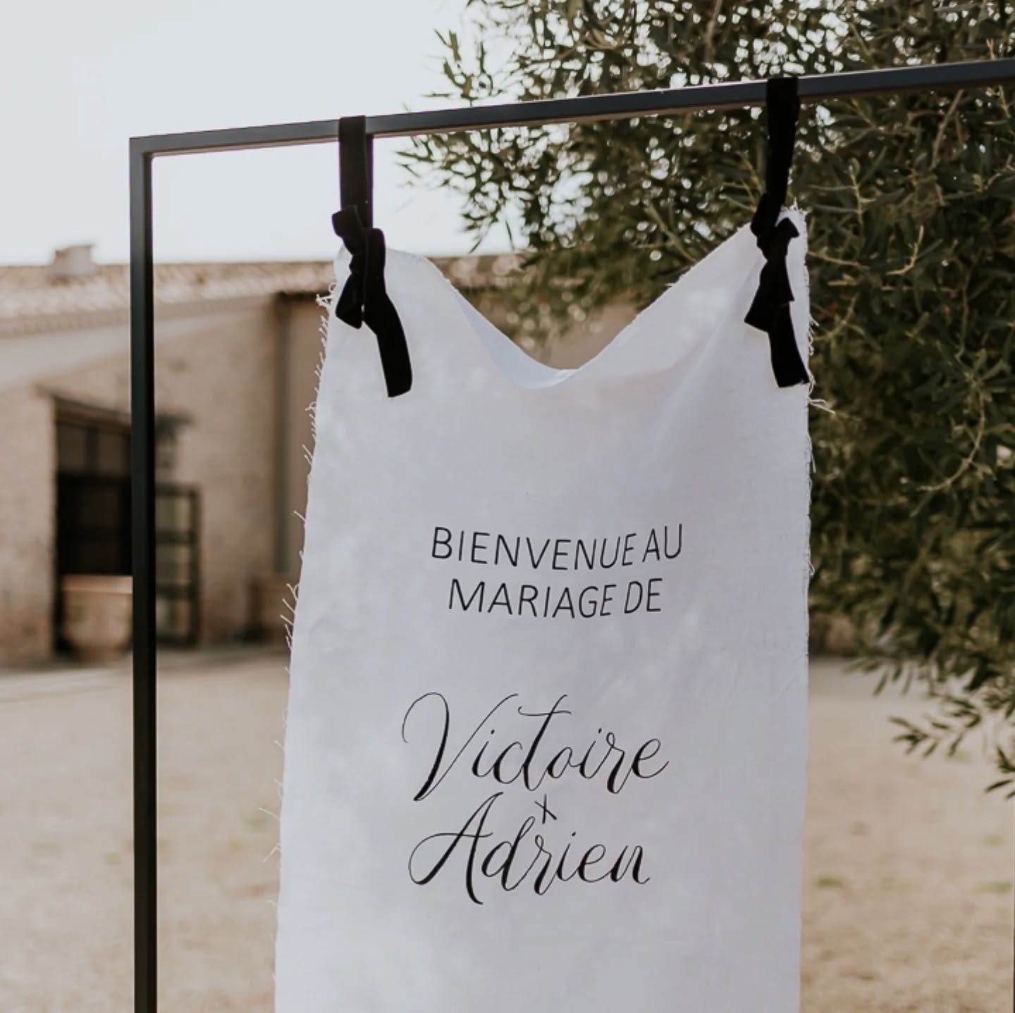 Le support parfait pour accueillir vos invités !
Optez pour notre portant en métal noir pour sublimer votre panneau de bienvenue en lin ou en plexi ! Élégant et minimaliste, il met en valeur votre signalétique tout en apportant une touche moderne à votre décoration.
🎨 Disponible en noir, doré et blanc pour s’adapter à tous les styles de mariage.
📍 Disponible à la location dans notre catalogue en ligne sur www.provencelocationmariage.com
Ajoutez du charme dès l’entrée et créez une ambiance à votre image !
___
The perfect stand to welcome your guests!
Choose our black metal stand to elegantly display your welcome sign in linen or plexiglass! Sleek and minimalist, it enhances your signage while adding a modern touch to your decor.
🎨 Available in black, gold, and white to match any wedding style.
📍 Available for rent in our online catalog at www.provencelocationmariage.com
Make a statement from the entrance and set the tone for your big day!
___
Direction artistique :
@julieetvictor_wedding et @gisele.carles
Lieu de réception : @bastideetmoi
Décoration et fleurs : @julieetvictor_wedding avec @provencelocationmariage
Faire part & papeterie, bouteille de champagne peinte à la main : @gisele.carles
Photographe : @nencioni_nathalie_photographe
Vidéaste : @benoitmatteivideaste
Robe de mariée : @antheandri
Costume : @i_gilles_marseille
Modèle homme : @remy_rnl
Modèle femme : @K_rima05
Coiffure & maquillage : @laura.laigneau
Accessoires cheveux : @lasuitecoiffure_
Pâtisserie : @les_gourmandises_dorees
Cadeaux d'invités : @lessablesdejess