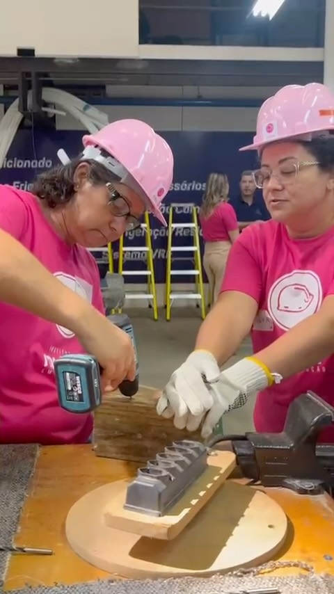 Ontem foi um dia especial! 💜✨ Celebramos o Dia Internacional da Mulher e os 19 anos do IMEC do jeito que mais amamos: capacitando mulheres para conquistarem seu espaço na construção civil! 🛠️🏡
Em São Paulo e no Rio Grande do Sul, realizamos aulões gratuitos de pintura de parede e ferramentas, dando às participantes mais autonomia e confiança para transformar seus próprios caminhos.
Quer aprender com a gente? Inscreva-se nos nossos cursos pelo site ou pelo link na bio! 📲🎯
Agradecemos aos nossos parceiros que tornam essa missão possível e ao @fundacaopaodospobres e @cruzvermelhasaopaulo pelo apoio incrível! 💙🙏. Vídeo: @yasminsilvafotografias #IMEC #MulheresNaConstrução #EmpoderamentoFeminino”