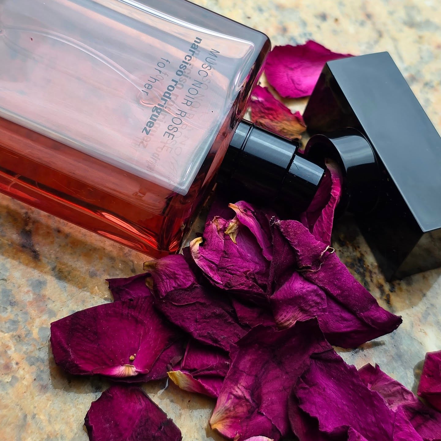 A fruity musk with rose for all seasons 🌹
.
.
.
.
.
Top notes are Plum, Pink Pepper and Bergamot; middle notes are Musk, Rose and Tuberose; base note is Vanilla
.
.
.
.
.
.
#perfume #nicheperfume