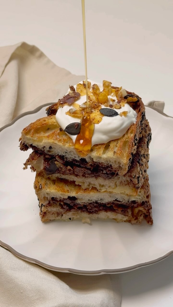 PAIN PERDU CROUSTILLANT AUX NOISETTES🍞
Cette semaine, nous avons décidé de revisiter le pain perdu en y ajoutant une touche croustillante et gourmande grâce aux @lesgranolasdejenny !
INGRÉDIENTS:
- 2 tranches de pain au levain
- 1 cuillère à soupe de pâte à tartiner artisanale chocolat-noisette
- Une poignée de Granolas de Jenny
1 œuf
- 1/2 tasse de lait d’amande
PRÉPARATION:
Tartine généreusement chaque tranche de pain avec la pâte à tartiner chocolat-noisette. Saupoudre une des tranches avec nos granolas, puis referme avec la seconde tranche comme un sandwich.
Dans un bol, bats l’œuf avec le lait d’amande, puis trempe rapidement le sandwich des deux côtés. Fais cuire au four ou à la friteuse à air chaud à 180°C pendant environ 4 minutes de chaque côté, jusqu’à ce que le pain soit bien doré et croustillant.
GARNITURES:
Tu peux rajouter du yaourt grec, un filet de sirop d’érable et une touche supplémentaire de @lesgranolasdejenny pour encore plus de croquant !
#lesgranolasdejenny #granola #swissmade #healthyfood #frenchtoast #breakfastidea #healthybreakfast #veganbreakfastideas
