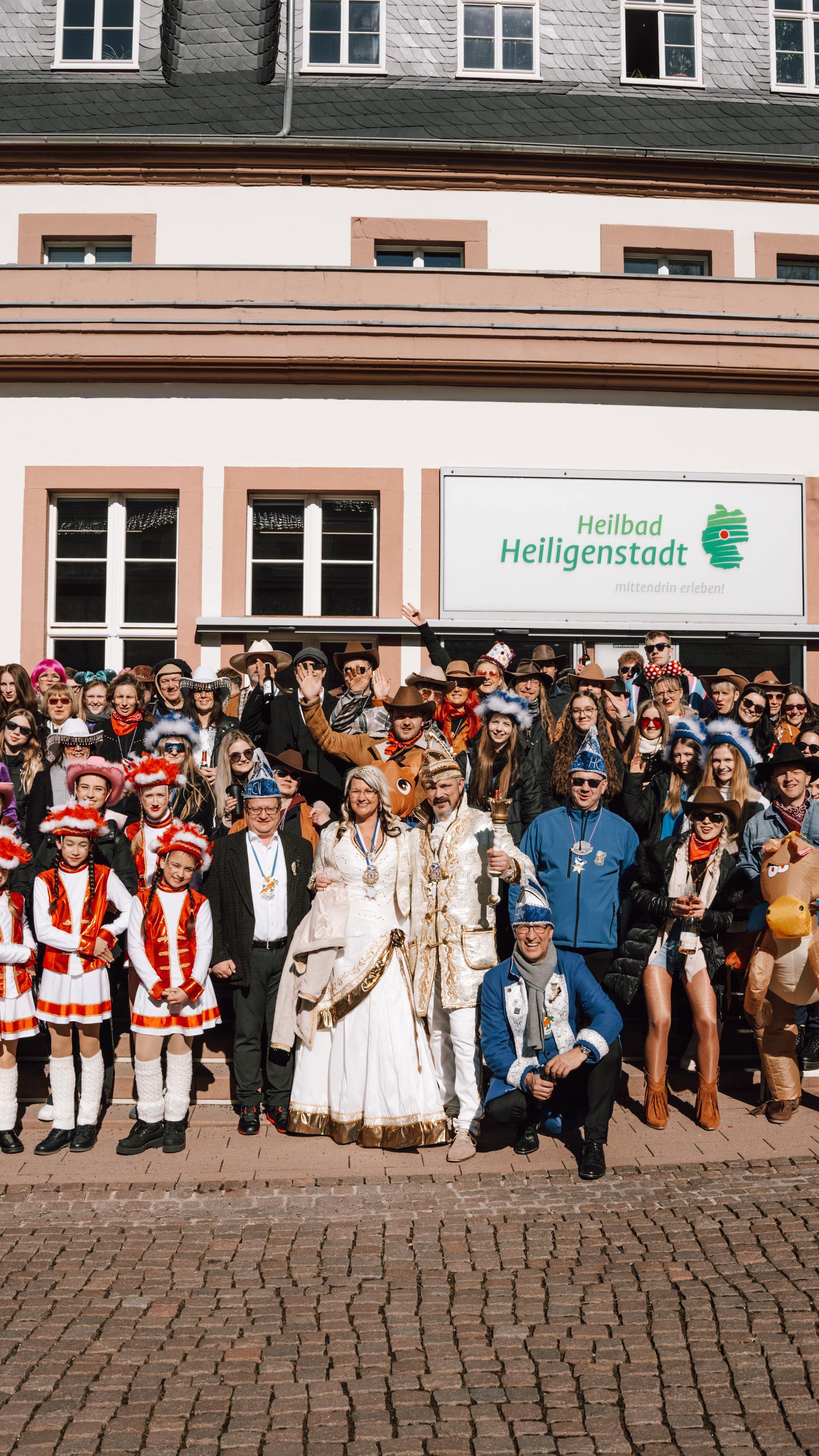 🎭✨ Was für eine Saison! ✨🎭
Mit euch zusammen haben wir eine unvergessliche Karnevalszeit erlebt – voller Spaß, Emotionen und einem grandiosen Publikum! 🥳❤️ Ein riesiges Dankeschön an alle, die mitgewirkt, mitgefeiert und diesen Karneval zu etwas ganz Besonderem gemacht haben! 🎶💃🎺
Jetzt heißt es Abschied nehmen, aber nur für kurze Zeit… Denn wir freuen uns jetzt schon auf die nächste Saison! 🎊🎉
#HigHigHelau #Karneval2025 #DankeFürEineMegaSaison #IhrSeidDieBesten