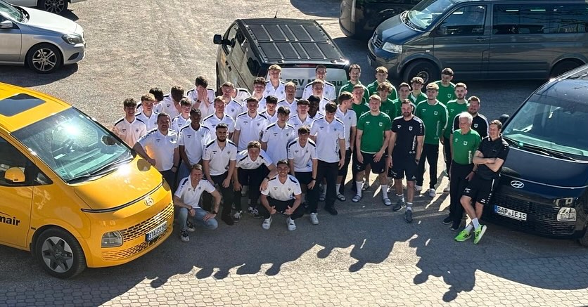 Trainingslager in Nals ✅
Die letzten 4 Tage konnten sich unsere Teams auf die Rückrunde in Nals vorbereiten. Während Team 1 bereits in die Saison gestartet ist, befinden sich Team 2 und U19 in der finalen Woche vor Ligaauftakt und konnten letzte Feinschliffe setzen. Durch optimale Bedingungen ☀️⚽️ auch dank der super Verpflegung im @hotelwilma können wir voll zufrieden nach vorne schauen! Großer Dank auch an @autohaus_stanglmair für die Busse die uns nach Südtirol gebracht haben.
Letzter großer Dank an @migga_schmid für das Organisieren und alles drum herum!
#edid #Murnau #Nals #Südtirol #fussball #Trainingslager #explore #drachen