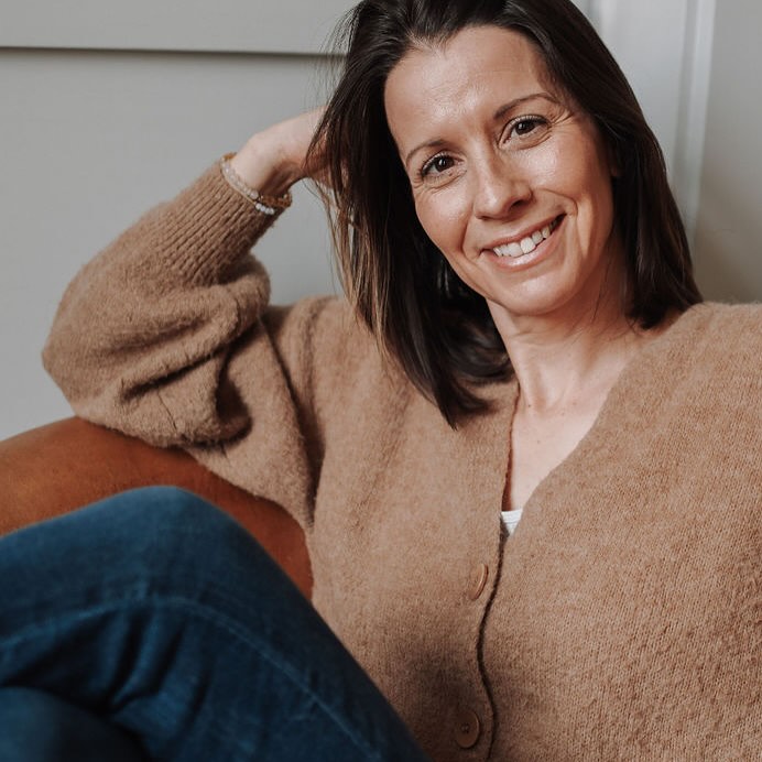 Weiblichkeit bedeutet für mich:
❤️ Intuition
❤️ Weisheit
❤️ Empfänglichkeit
❤️ Kreativität
❤️ Schöpfungskraft
❤️ Fürsorge
❤️ Weichheit
❤️ Sensibilität
❤️ Hingabe
❤️ Verbindung
❤️ Gemeinschaft
❤️ Wandelbarkeit
❤️ Sinnlichkeit
❤️ Genussfähigkeit
…
Heute, zum Weltfrauentag, wünsche ich mir sehr, dass wir alle (!) unsere weiblichen Qualitäten feiern, denn nicht nur wir Frauen tragen diese wundervolle Shakti-Energie in uns.
#feierteureweiblichkeit