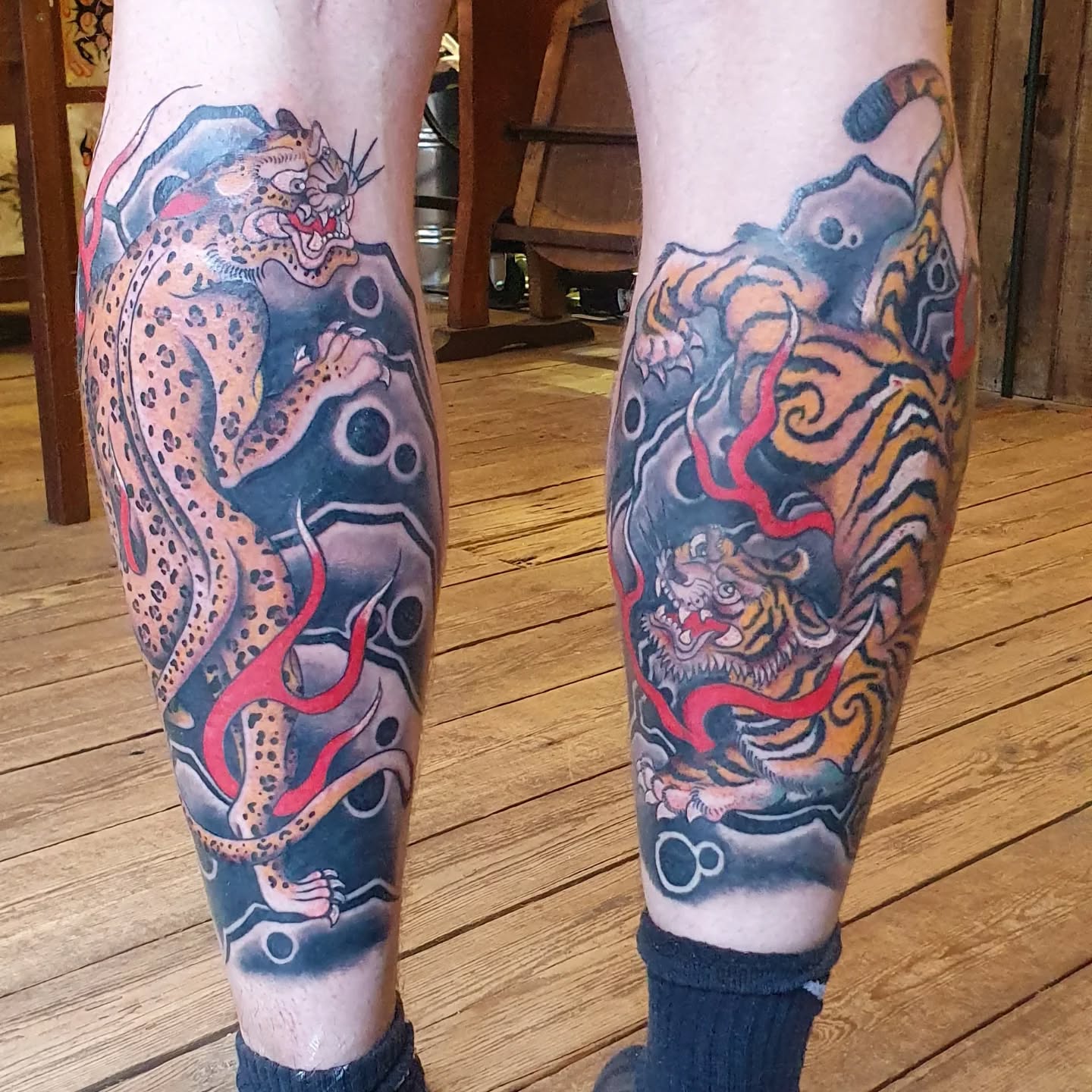 🐆Dancing Party Cats door @jorrit_tattooer!🐅
🔥Wil je ook een tattoo in deze stijl? Jorrit is je man! Check zijn flash voor supertoffe én unieke designs. Liever niet iets uitkiezen maar iets op maat laten tekenen? Dat kan natuurlijk ook. Stuur hem een berichtje of vul het afspraakformulier in op onze website. Hij neemt dan zo snel mogelijk contact met je op!
#tattoo #tiger #leopard #animal #animaltattoo #customdesign #customtattoo #ink #art #tattooshop #deventer