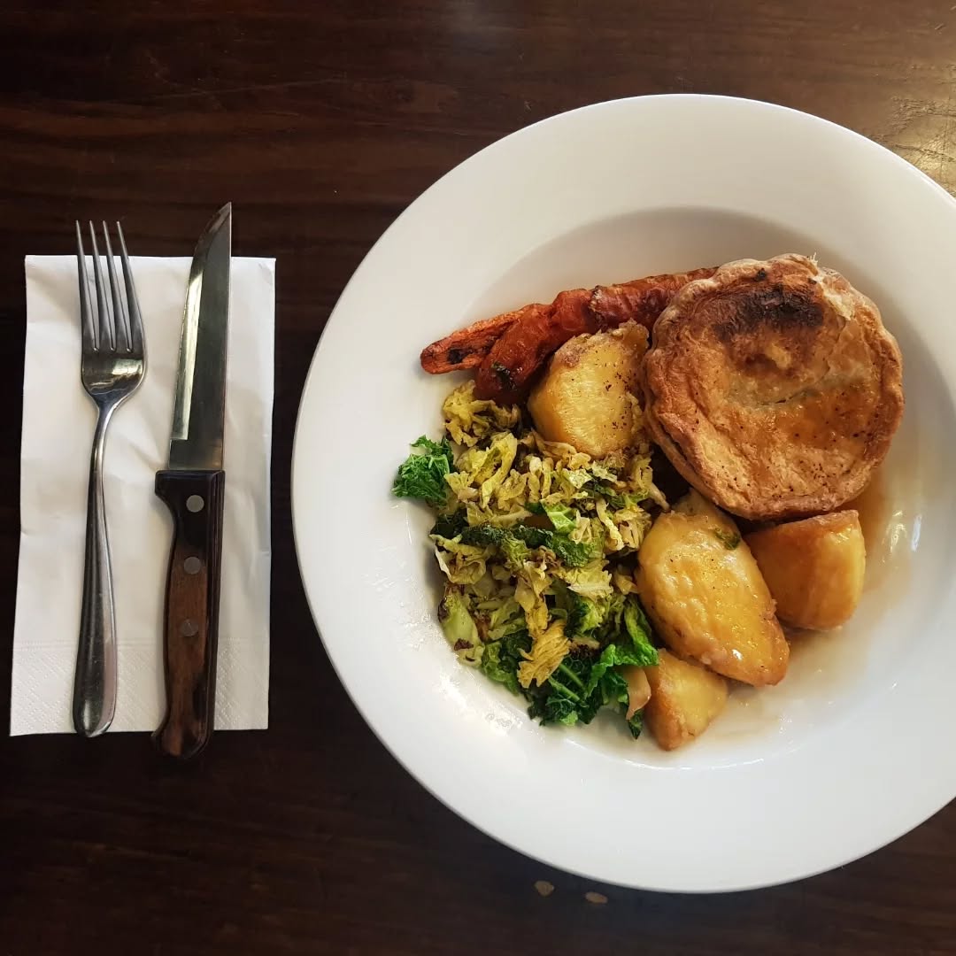 Sunday roasts are on! Come and enjoy the spring sunshine and a delicious roast with us.
We also have a rotating menu of additional mains and all our side veggies are seasonal 🌞