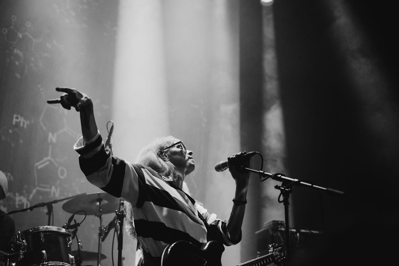 Gister was er eentje met een gouden randje hoor…
Het voelt elke keer als een cadeautje, waar ik bij mag zijn als ik op stap ga voor @3voor12limburg ❤️
Ik denk dat het misschien wel 15 jaar geleden is dat ik deze band in de kleine zaal van de Effenaar heb gezien… Dat was al tof!
Maar nu zag ik dat het gister uitverkocht was 😱
Die had ik even niet zien aankomen…
Maar wat een te gekke band weer/ nog steeds!!
Die gitarist man 😍😍😍
Dat terzijde…
Ik maak altijd een aantal foto’s klaar voor het artikel en er werd gevraagd wat mijn favoriet is..
Normaal gesproken weet ik dat heel snel maar bij deze niet..
denk omdat ik heel erg hou van dit sfeertje of zo??
Maar ik twijfel dus aan deze 2…
Welke zou jij kiezen???