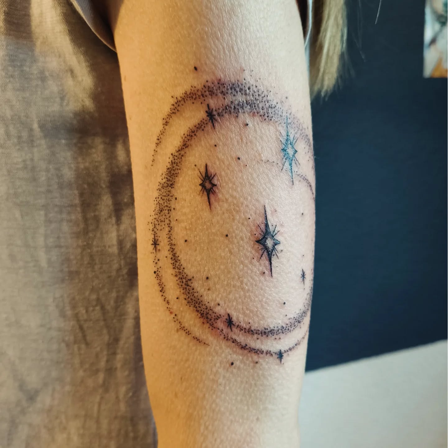 Shine bright like a star 🌟
Ein glitzerndes Tattoo für eine strahlende Seele ✨
#dotworktattoo #startattoo #finelinetattoo #symbolictattoo #spiritualtattoo #femininetattoo #soultattoo