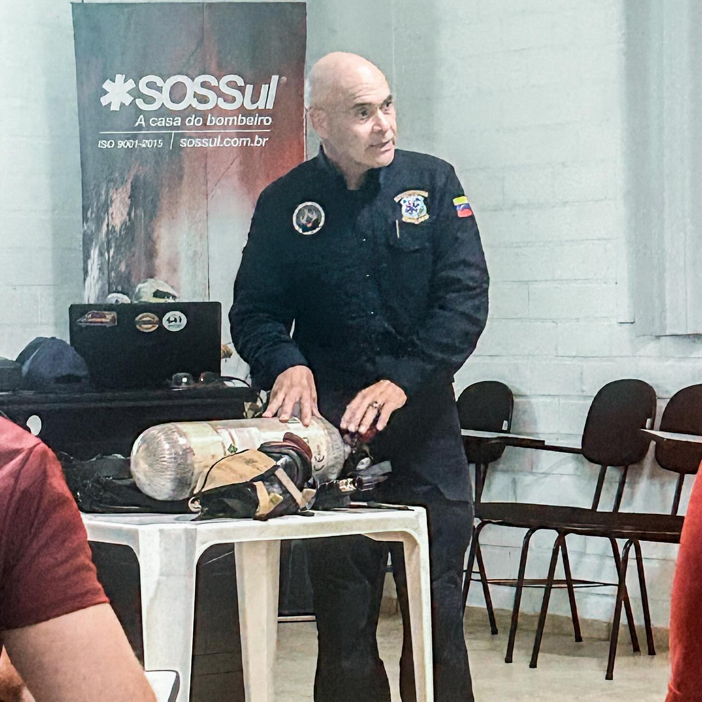 No dia de ontem foi fornecido uma palestra de EPRAC (equipamento de proteção respiratória auto-conteúdo) para os participantes do curso fenômenos de incêndios em contêiner , fornecido por nosso parceiro @rescuetreinamentos parabéns a todos os envolvidos.
Sossul resgate .