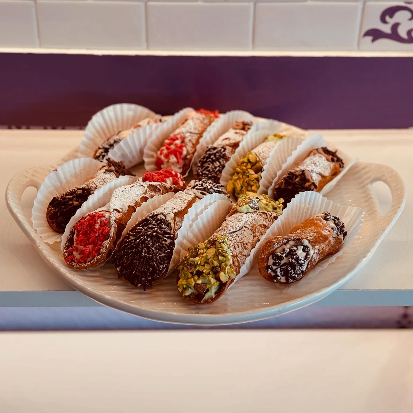 🤌🏽🤌🏽🤌🏽🤌🏽🤌🏽🤌🏽 don’t tell Nonna, she might get jealous.
.
.
Flavors:
Strawberry cream
Pistachio
Chocolate
Orange zest
.
.
.
#bakery #cannoli #sweets #treats #bayareaeats #boutique #dessertsofinstagram #calories #homebaker #food #recipe #italianfood #chocolates