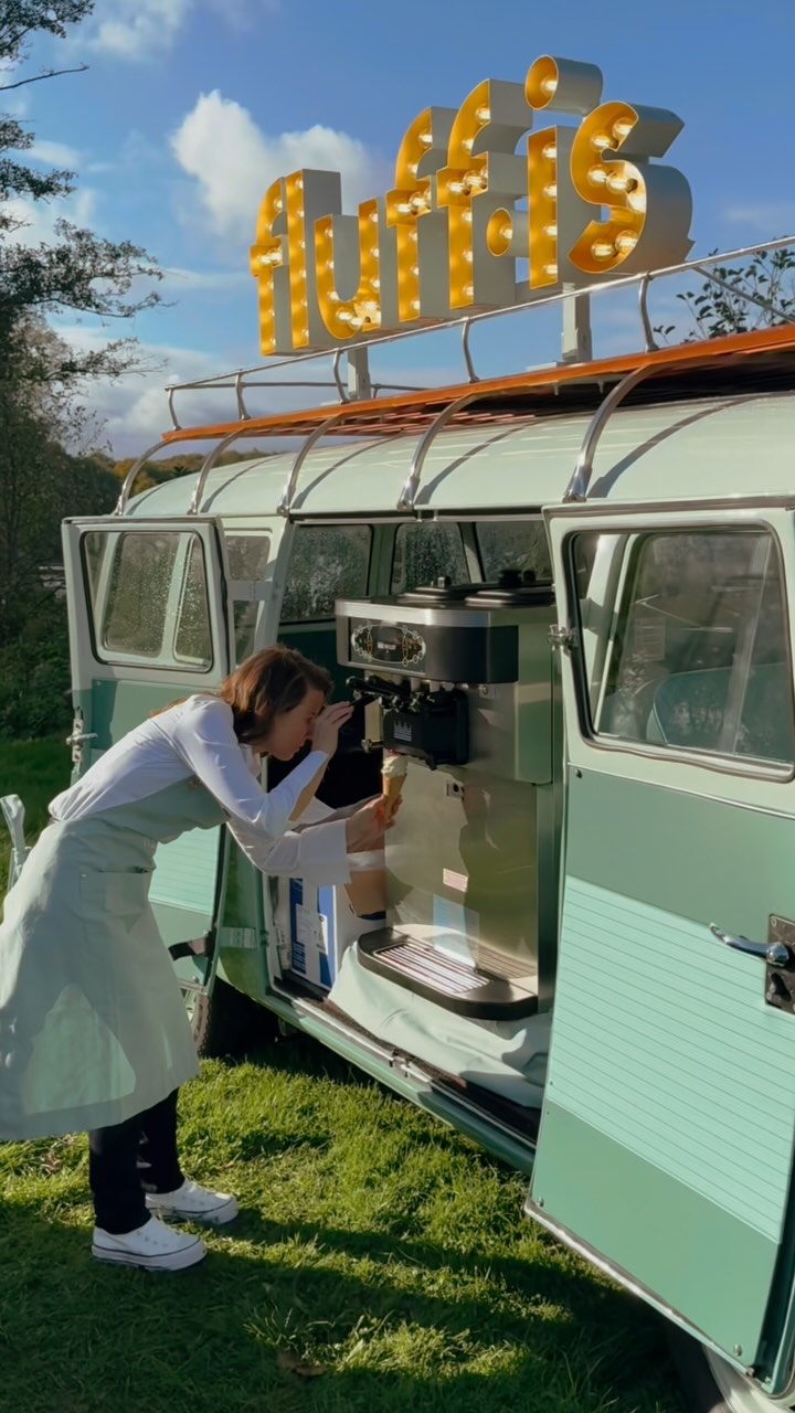 @fluff_is – Der süßeste Hochzeitsbegleiter im Vintage-T1-Bulli
Der Frühling ist da – die ersten Sonnenstrahlen kitzeln die Haut, die Natur erwacht, und mit ihr steigt die Lust auf etwas richtig Leckeres! Genau dieses Gefühl habe ich in meinem letzten Styled Shooting eingefangen, bei dem Fluff.is als Kooperationspartner mit dabei war. Dieser liebevoll restaurierte T1-Bulli ist nicht nur ein absoluter Hingucker, sondern bringt auch das wohl cremigste Soft-Eis direkt auf eure Hochzeit oder euer Event.
Es war einfach magisch, zu sehen, wie sich die Gäste ein Lächeln ins Gesicht zaubern ließen, während sie ihr fluffig-leichtes Eis genossen. Ein riesiges Dankeschön an Fluff.is die unser Shooting mit ihrer süßen Verführung bereichert haben!
Vielleicht ist das ja auch etwas für euch? Wenn ihr für eure Hochzeit oder euer Fest nach einem besonderen Highlight sucht, dann ist Fluff.is genau das Richtige – pure Nostalgie, ein Hauch von Sommer und der perfekte Genussmoment für euch und eure Gäste!
#hochzeithamburg #hamburgfotograf #hochzeitstipps #hamburggeheimtipp #weddings #hamburgphotography
Konzept & Planung: @jaronkwast_photography @freierede.christine
Fotograf:@jaronkwast_photography / @sabrinas_perspektiven
Location: @Restaurantpatchwork
Blumen- und Ballondeko: @bluballondeko
Freie Rednerin:
@freierede.christine
Models: @nastia.derr @jeffderr26
Brautmode/Schmuck: @hochzeitshausotto
Trauringe: @janspilleschmuck
Brautstyling/Haarschmuck: @brautstylistin_krystina
Hochzeitstorte: @cake_by_mehh
Papeterie: @ak.papeterie
Sekt: @knallkoem
Hochzeitsmagazin: @kartenliebe.de
Eis-Creme: @fluff_is