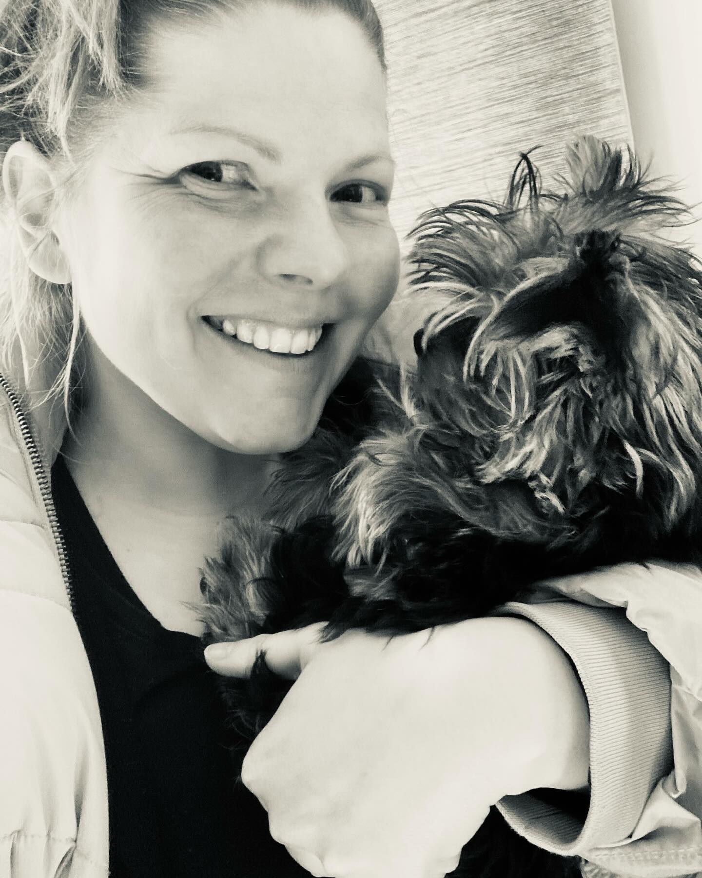 Openhartig, puur & kwetsbaar
Rouw is geen rechte weg. Het ene moment voel ik licht, het andere moment zakt de grond onder me weg. Mijn lichaam draagt alles mee—de vermoeidheid, de impact van de stamceldonatie, de gevoeligheid in mijn bekken die me bij elke beweging fluistert: wees zacht.
Dit proces heeft zijn sporen nagelaten, niet alleen in mijn geest, maar ook op mijn huid. Het voelt droger, vraagt meer zorg, meer aandacht. Mijn blik is soms vermoeider, als een stille getuige van de reis die ik doormaak.
Het voelt soms dubbel. Als Holistic Beauty Therapist help ik anderen bij ontspanning en balans, terwijl ik die zelf niet altijd voel. Maar misschien is dat de grootste les: balans betekent niet dat alles altijd klopt. Het betekent dat je durft mee te bewegen. Dat je durft te voelen.
Nyma, mijn kleine zonnestraaltje, brengt licht op de dagen die donker voelen. Haar speelse energie herinnert me eraan dat vreugde er nog altijd is, ook als de rouw zwaar weegt.
Dit proces is intens. Het vraagt om zachtheid, om geduld, om vertrouwen dat alles weer zijn plek zal vinden—ook mijn lichaam. Ik deel dit niet alleen voor mezelf, maar ook voor jou. Voor wie zich hierin herkent. Voor wie voelt hoe diep dit alles kan raken.
We hoeven niet altijd sterk te zijn. We mogen voelen. We mogen vertragen. We mogen op ons eigen tempo onze weg terugvinden. 💛
⸻