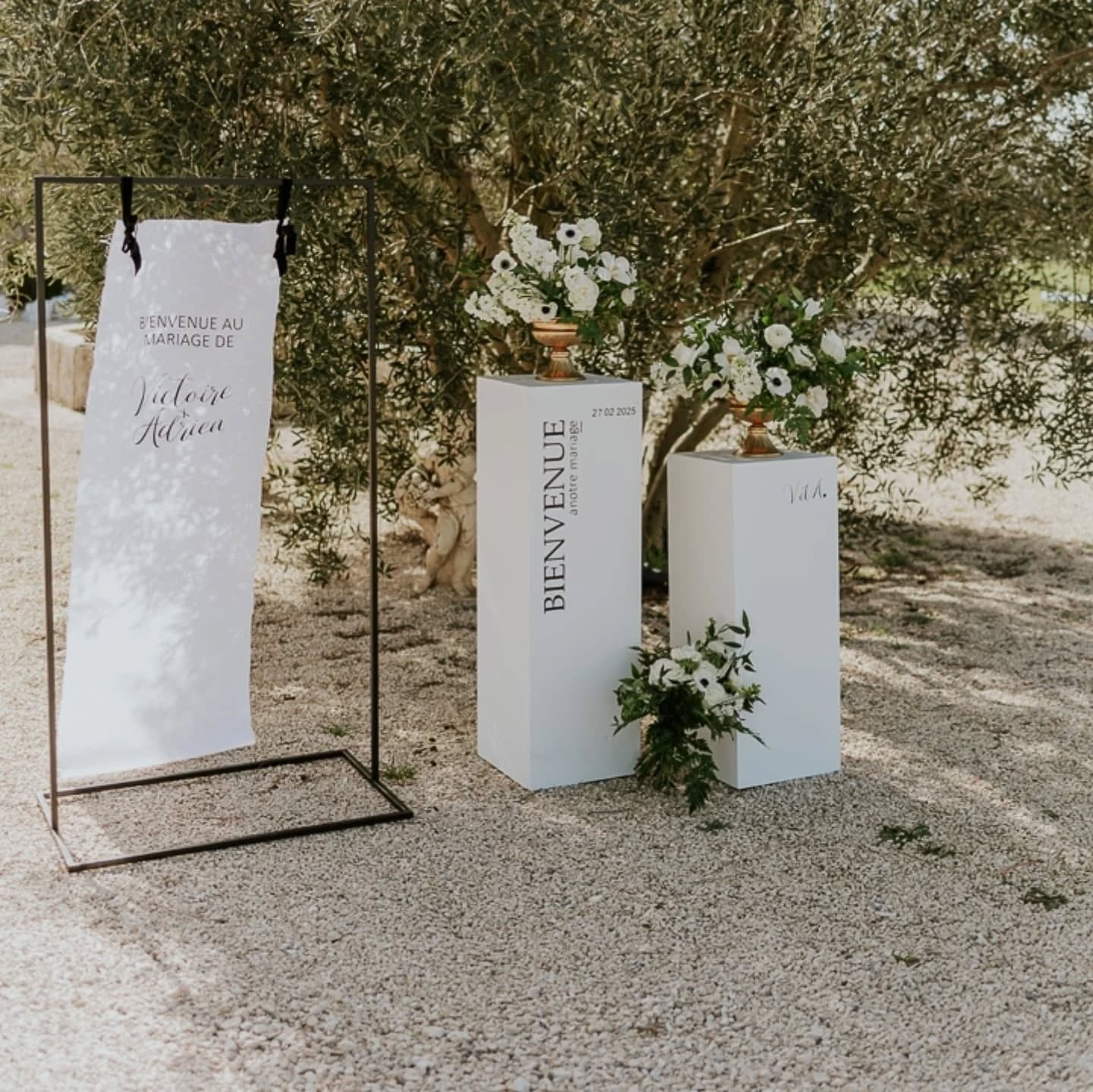 Élevez votre décoration avec nos colonnes blanches !
Besoin d’ajouter du volume et du style à votre décoration de mariage ? Nos colonnes blanches, disponibles en trois hauteurs (100 cm, 80 cm et 60 cm), sont parfaites pour structurer votre espace avec élégance et légèreté.
Pourquoi les adopter ?
✔️ Idéales pour mettre en valeur vos compositions florales, vases, bougies ou urnes de mariage
✔️ Parfaites pour créer un effet de hauteur et dynamiser votre décor
✔️ S’adaptent à tous les styles : moderne, romantique, épuré ou sophistiqué
Avec leur design épuré et intemporel, ces colonnes subliment aussi bien une entrée de cérémonie, un buffet ou une mise en scène florale.
📍 Disponible à la location dans le Pays d’Aix-en-Provence et la Provence Verte
📞 Contactez-nous pour réserver et créer une décoration à votre image !
___
Elevate Your Wedding Decor with Our White Columns!
Looking to add height and elegance to your wedding decor? Our white columns, available in three sizes (100 cm, 80 cm, and 60 cm), are the perfect way to bring structure and sophistication to your event.
Why Choose Them?
✔️ Ideal for showcasing floral arrangements, vases, candles, or wedding urns
✔️ Perfect for creating height and adding dimension to your decor
✔️ Adaptable to any style: modern, romantic, minimalist, or sophisticated
With their sleek and timeless design, these columns beautifully enhance ceremony entrances, buffets, or floral displays.
📍 Available for rent in Pays d’Aix-en-Provence and Provence Verte
📞 Contact us to book and design a wedding that truly reflects your style!
Direction artistique :
@julieetvictor_wedding et @gisele.carles
Lieu de réception : @bastideetmoi
Décoration et fleurs : @julieetvictor_wedding avec @provencelocationmariage
Faire part & papeterie, bouteille de champagne peinte à la main : @gisele.carles
Photographe : @nencioni_nathalie_photographe
Vidéaste : @benoitmatteivideaste
Robe de mariée : @antheandri
Costume : @i_gilles_marseille
Modèle homme : @remy_rnl
Modèle femme : @K_rima05
Coiffure & maquillage : @laura.laigneau
Accessoires cheveux : @lasuitecoiffure_
Pâtisserie : @les_gourmandises_dorees
Cadeaux d'invités : @lessablesdejess