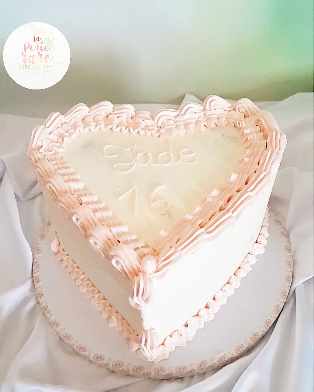 Voici un gâteau qui allie deux belles tendances avec le #vintagecake et le #heartcake. Pour ceux qui me connaissent je suis une grande fan des cœurs alors forcément je suis ravie de réaliser ce genre de gâteau :)
🍫À l'intérieur on retrouve une de vos recettes préférées :
Biscuit moelleux aux noisettes
Ganache montée chocolat au lait
Croustillant praliné amandes et noisettes
😋Gourmandise quand tu nous tiens