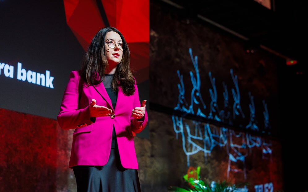 Fotomeenutus ettekandest Äripäeva Gaselli Kongressilt. Hea võimalus ise oma tegevuste üle järele mõelda ning teistele oma mõtteid edasi anda. Suurepärase vaibiga sündmus. Soovitan võimalusel tulevikus külastada, eriti seda väiksematele ettevõtetedele ja hooga minejatele :) siit saab hoogu ja motivatsiooni jätkata. #gasell #publicspeaking #gasellikongress #business #balmax #womeninbusiness @aripaev.ee @metsamehed