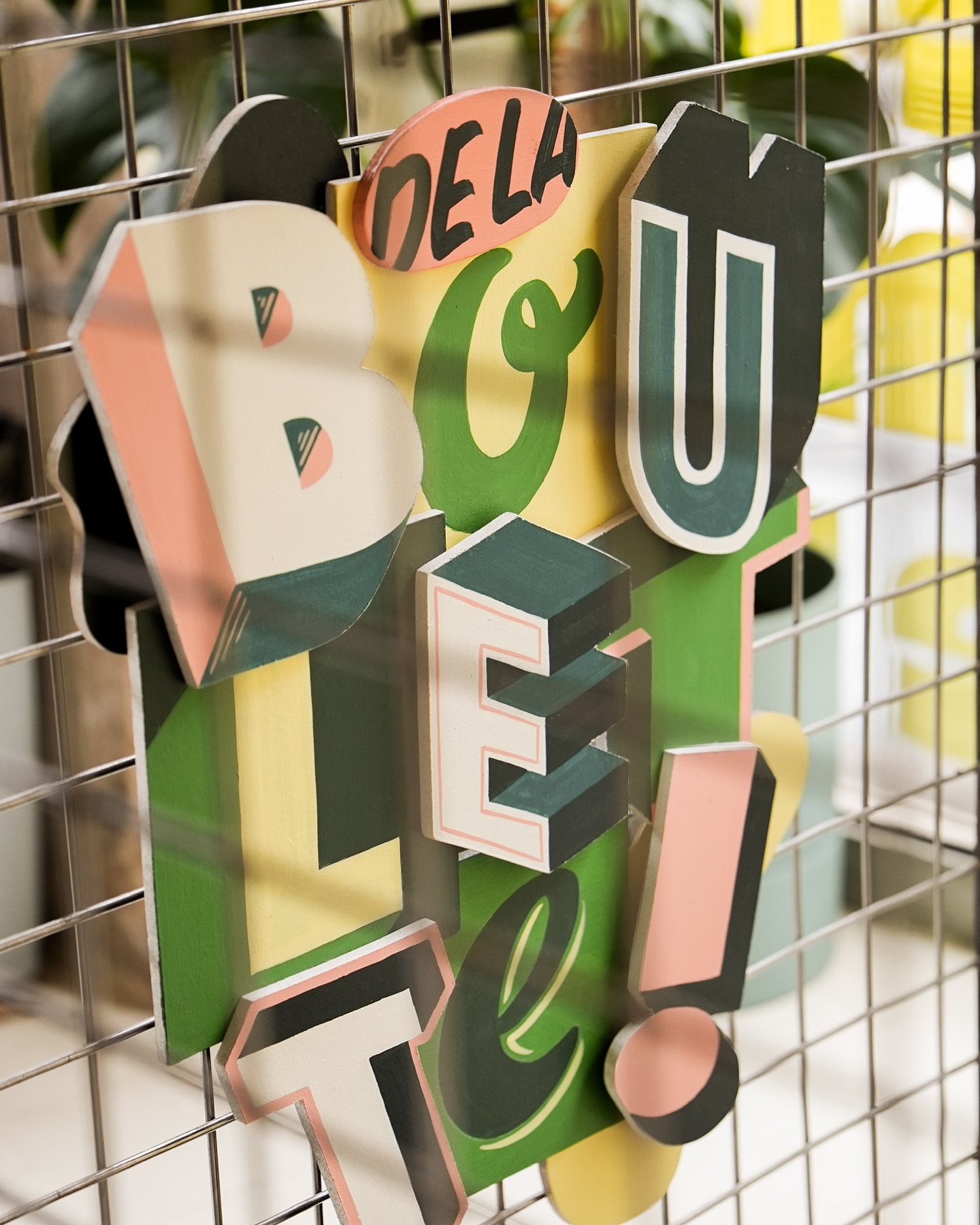 đŒ Jeannine 3/3 đ
Chez @jeannine.paris20 la carte est Ă©laborĂ©e chaque saison par un chef invitĂ©. Pour mettre en avant la carte, un artiste sera conviĂ© Ă rĂ©aliser une illustration et jâai eu la chance dâinaugurer ce concept !
Voici donc ma proposition personnelle pour illustrer un plat fétiche de la carte : la boulette !
Peinture sur bois, découpe et assemblage
Photos par @studio.maoliz et @cborderie_photography
#restaurant #paris #graphisme #illustration #woodcut #boisdecoupe #lettering #handlettering #peintreenlettres #lettrage #sign #signpainting #typography #typographie #graphicdesign #print #shop #luckylucien